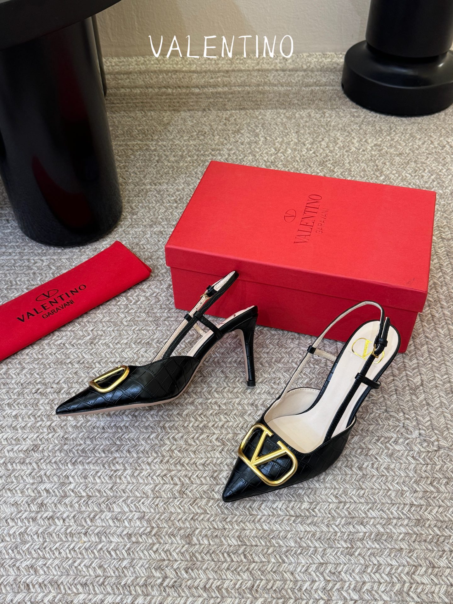 华伦天奴Valentino水晶镶珍珠水钻元素上的金色勾丝点缀水晶镶嵌奢华精致让Valentino包和高跟