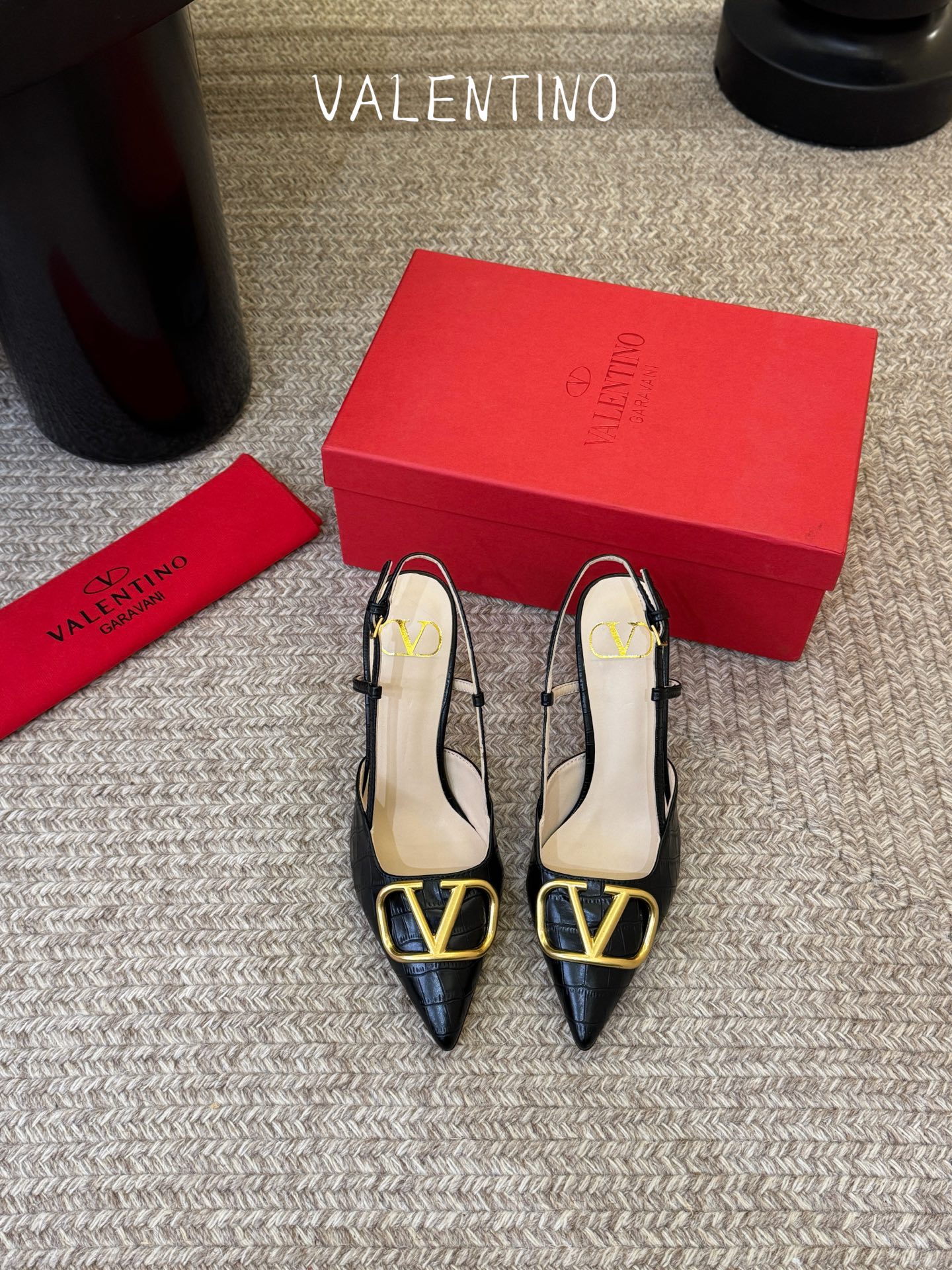 华伦天奴Valentino水晶镶珍珠水钻元素上的金色勾丝点缀水晶镶嵌奢华精致让Valentino包和高跟