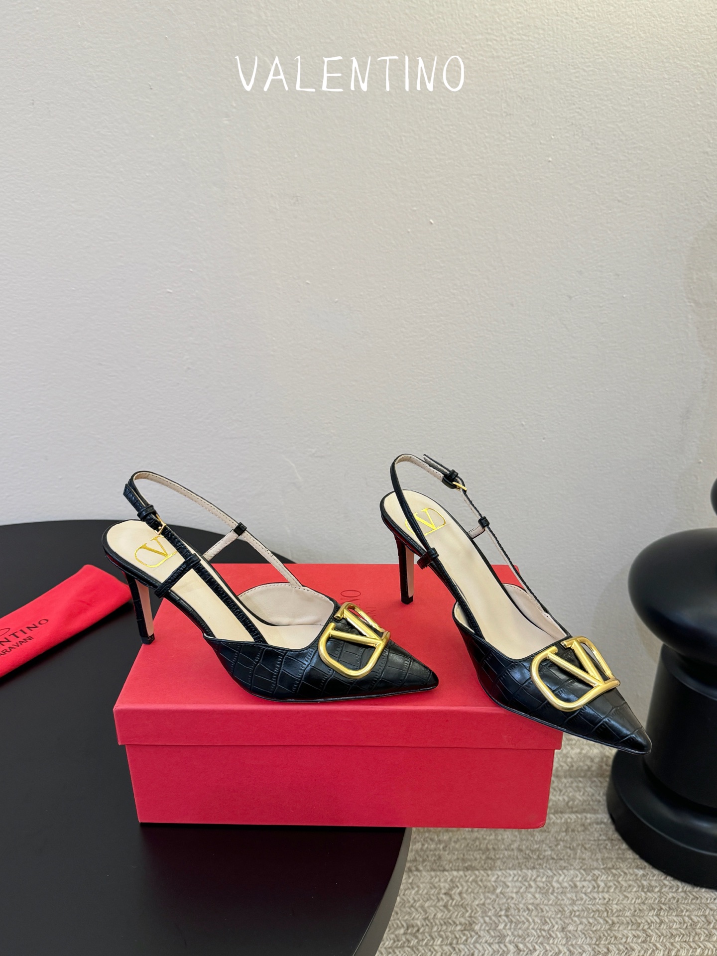 华伦天奴Valentino水晶镶珍珠水钻元素上的金色勾丝点缀水晶镶嵌奢华精致让Valentino包和高跟