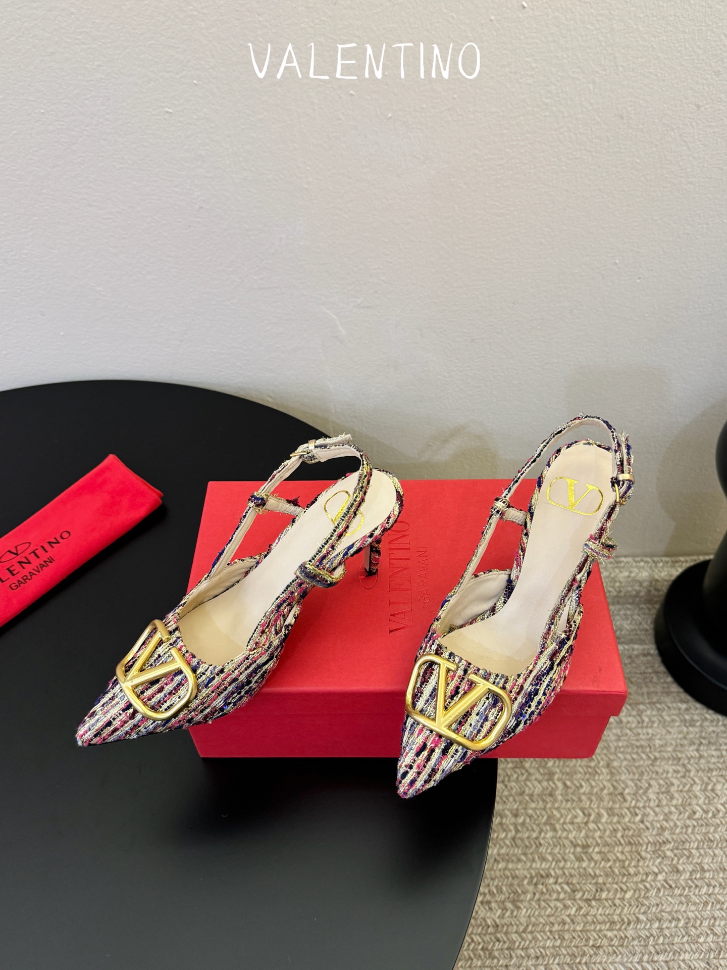 华伦天奴Valentino水晶镶珍珠水钻元素上的金色勾丝点缀水晶镶嵌奢华精致让Valentino包和高跟