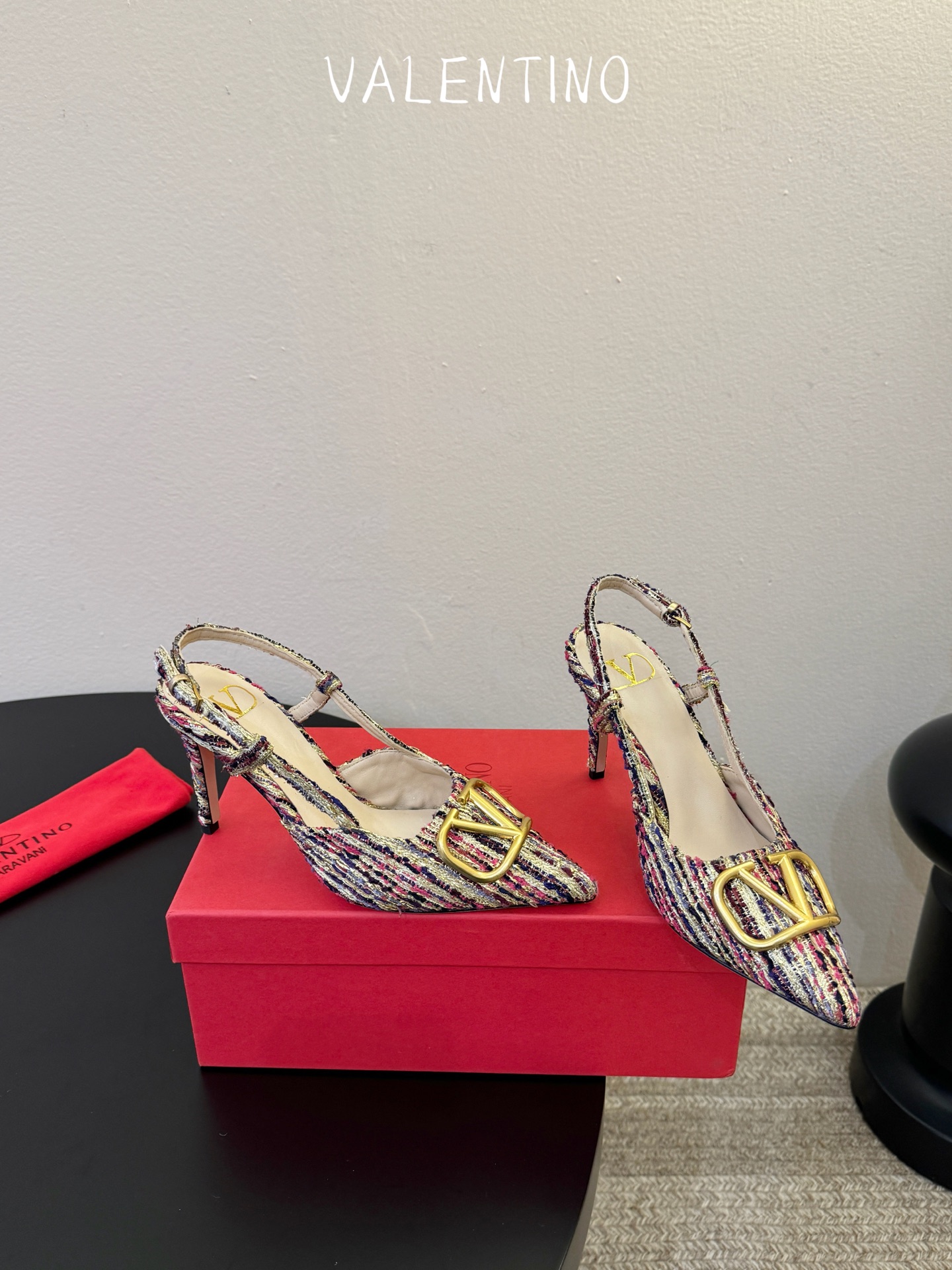 华伦天奴Valentino水晶镶珍珠水钻元素上的金色勾丝点缀水晶镶嵌奢华精致让Valentino包和高跟