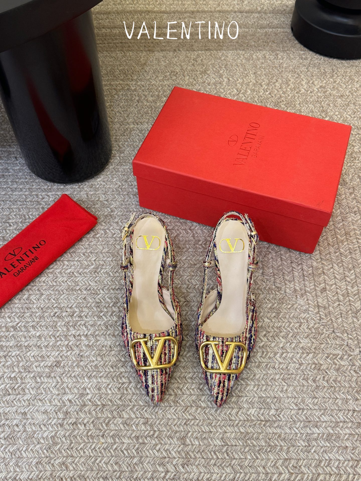 华伦天奴Valentino水晶镶珍珠水钻元素上的金色勾丝点缀水晶镶嵌奢华精致让Valentino包和高跟