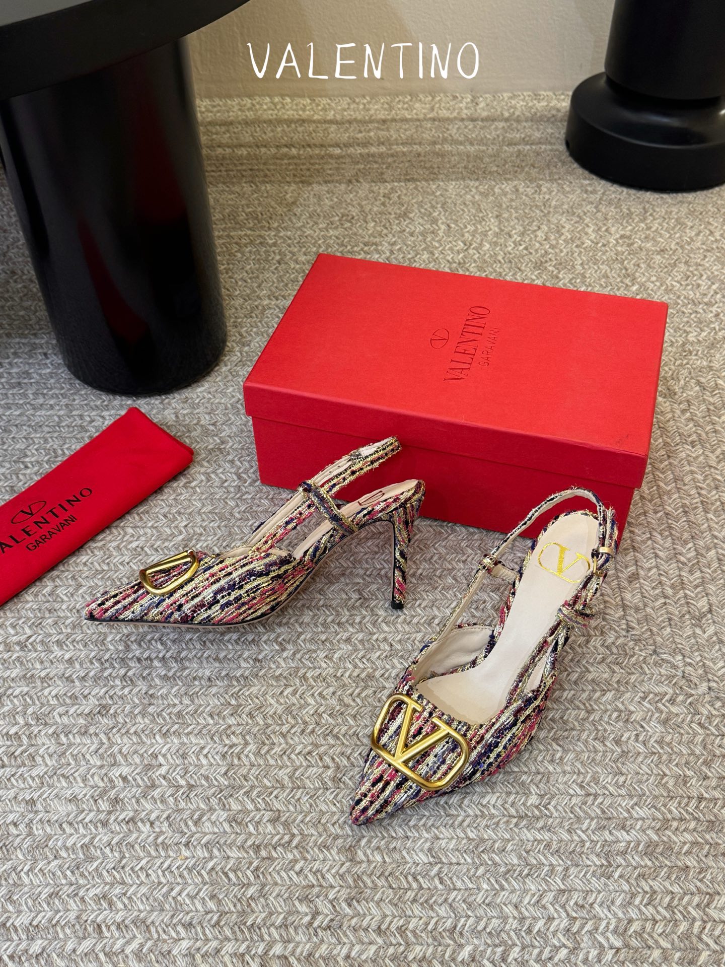 华伦天奴Valentino水晶镶珍珠水钻元素上的金色勾丝点缀水晶镶嵌奢华精致让Valentino包和高跟