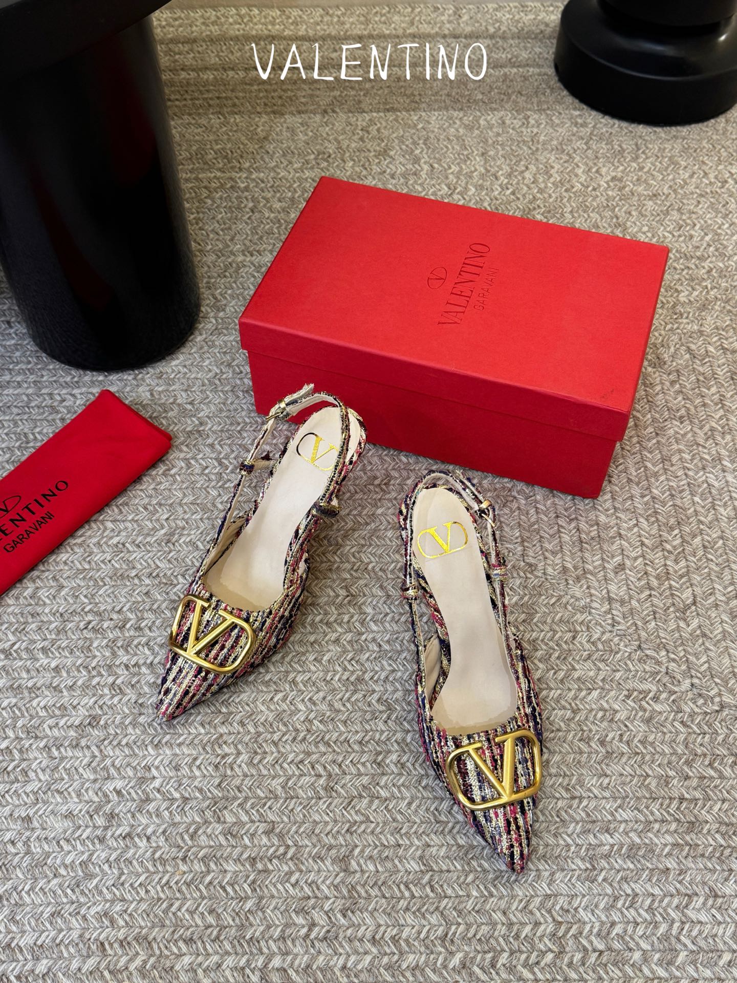 华伦天奴Valentino水晶镶珍珠水钻元素上的金色勾丝点缀水晶镶嵌奢华精致让Valentino包和高跟