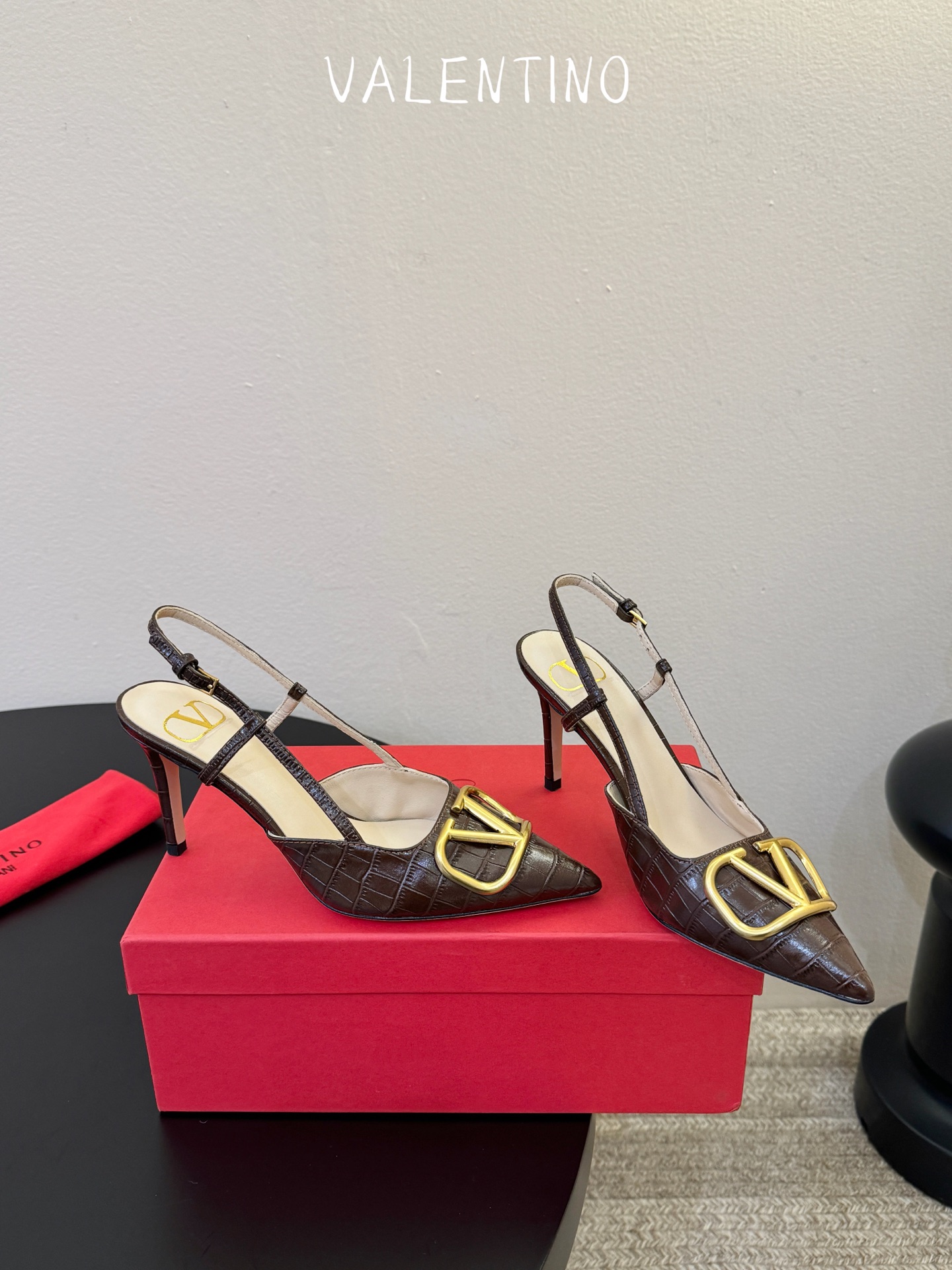 华伦天奴Valentino水晶镶珍珠水钻元素上的金色勾丝点缀水晶镶嵌奢华精致让Valentino包和高跟