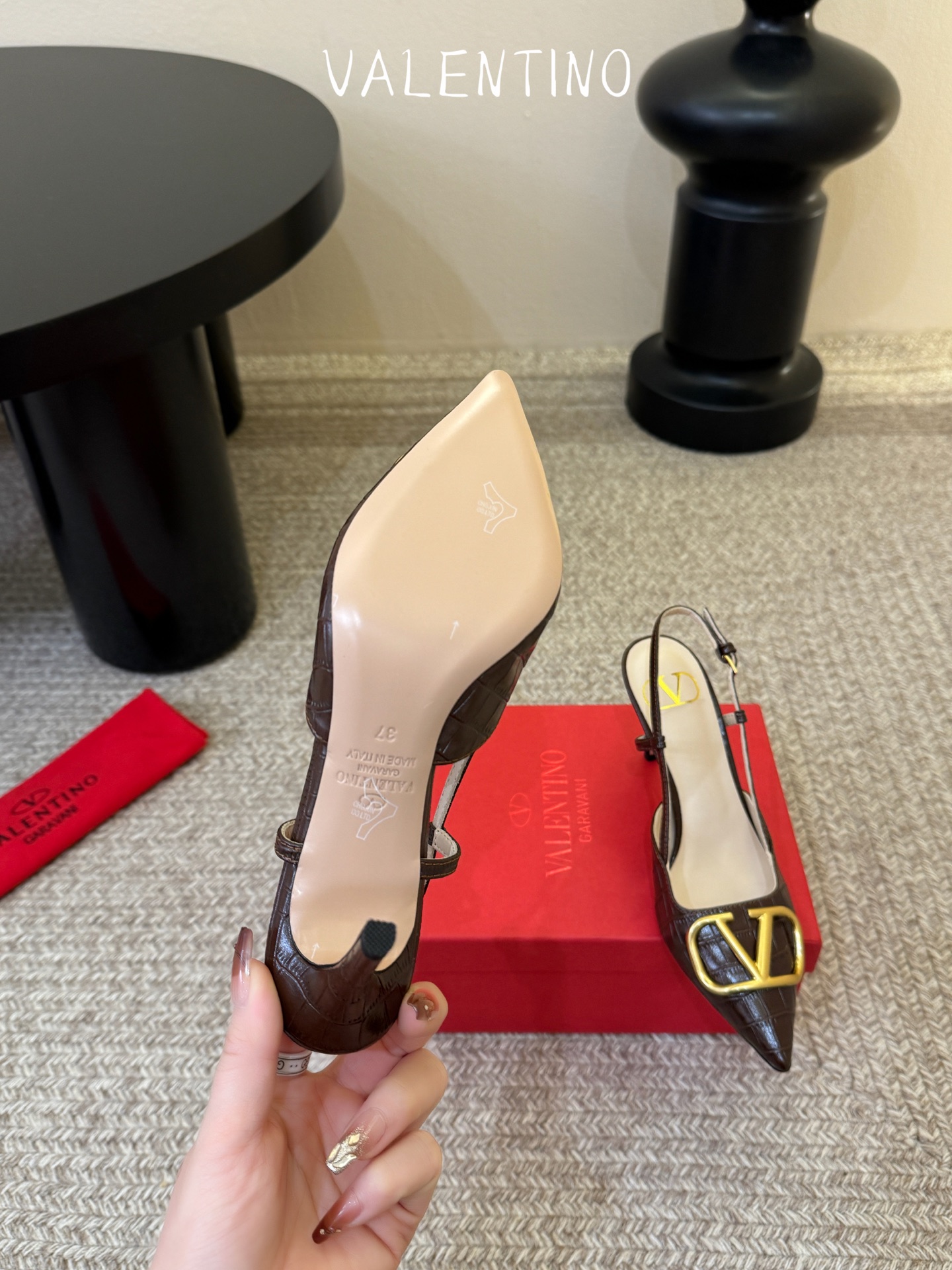 华伦天奴Valentino水晶镶珍珠水钻元素上的金色勾丝点缀水晶镶嵌奢华精致让Valentino包和高跟