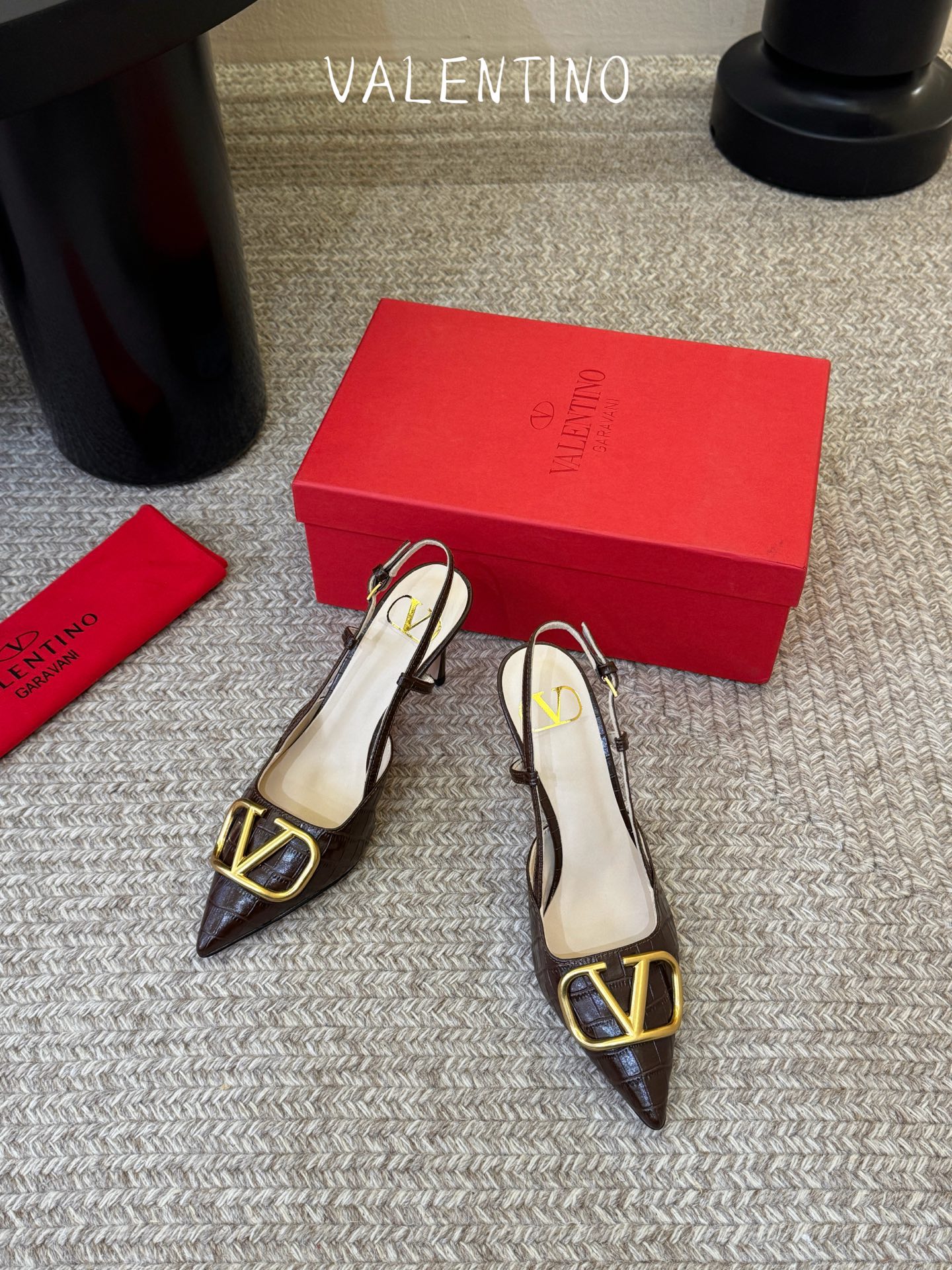 华伦天奴Valentino水晶镶珍珠水钻元素上的金色勾丝点缀水晶镶嵌奢华精致让Valentino包和高跟