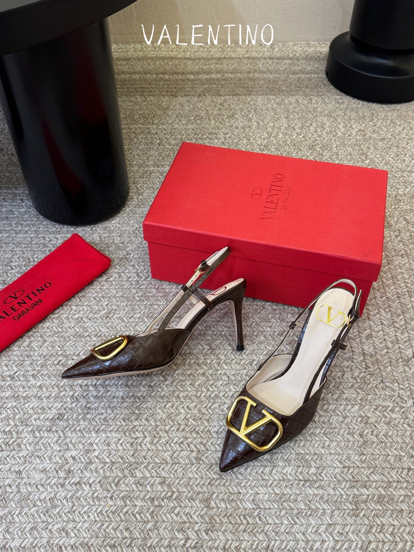 华伦天奴Valentino水晶镶珍珠水钻元素上的金色勾丝点缀水晶镶嵌奢华精致让Valentino包和高跟