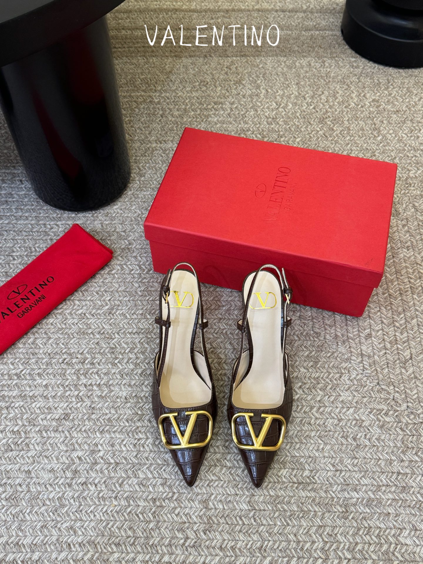 华伦天奴Valentino水晶镶珍珠水钻元素上的金色勾丝点缀水晶镶嵌奢华精致让Valentino包和高跟