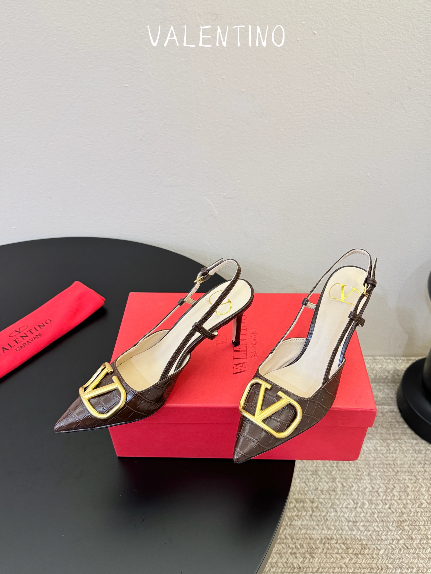 华伦天奴Valentino水晶镶珍珠水钻元素上的金色勾丝点缀水晶镶嵌奢华精致让Valentino包和高跟