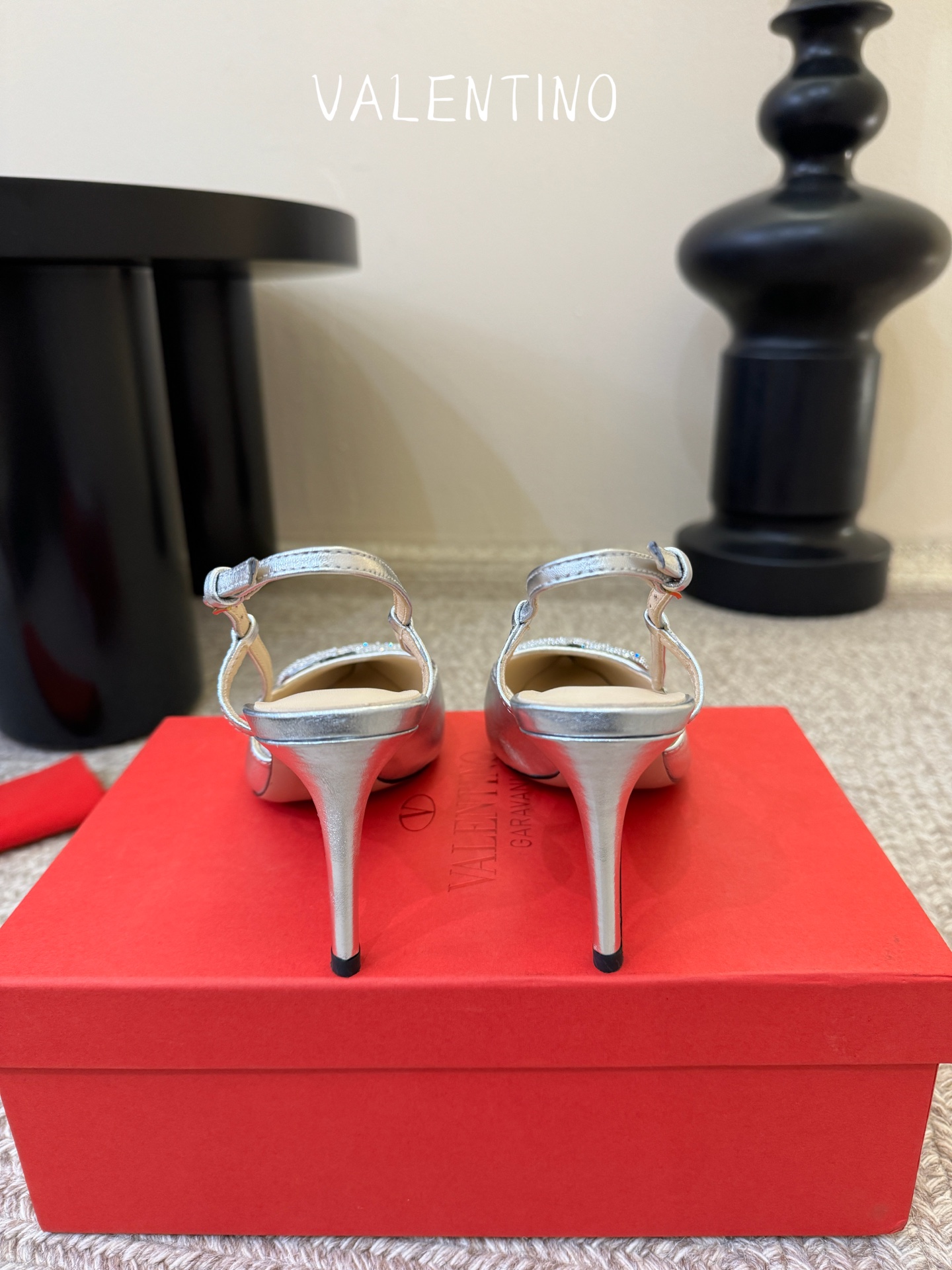 华伦天奴Valentino水晶镶珍珠水钻元素上的金色勾丝点缀水晶镶嵌奢华精致让Valentino包和高跟