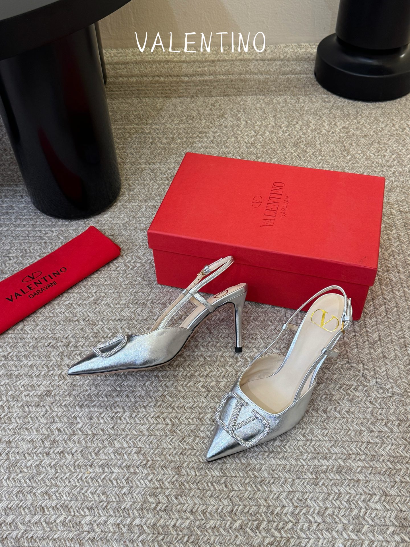 华伦天奴Valentino水晶镶珍珠水钻元素上的金色勾丝点缀水晶镶嵌奢华精致让Valentino包和高跟