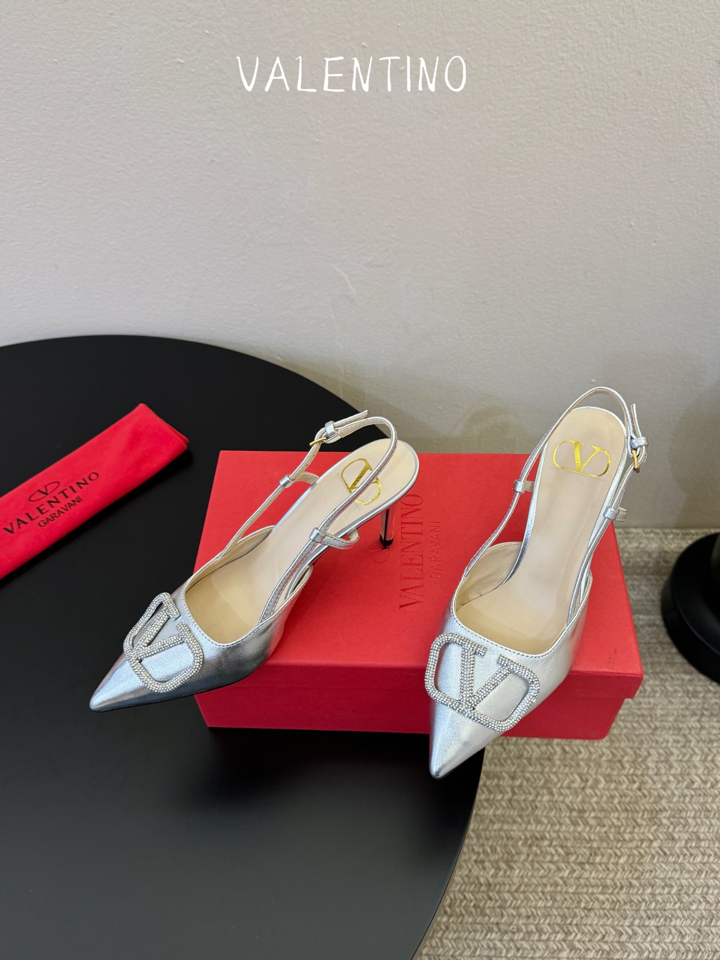 华伦天奴Valentino水晶镶珍珠水钻元素上的金色勾丝点缀水晶镶嵌奢华精致让Valentino包和高跟