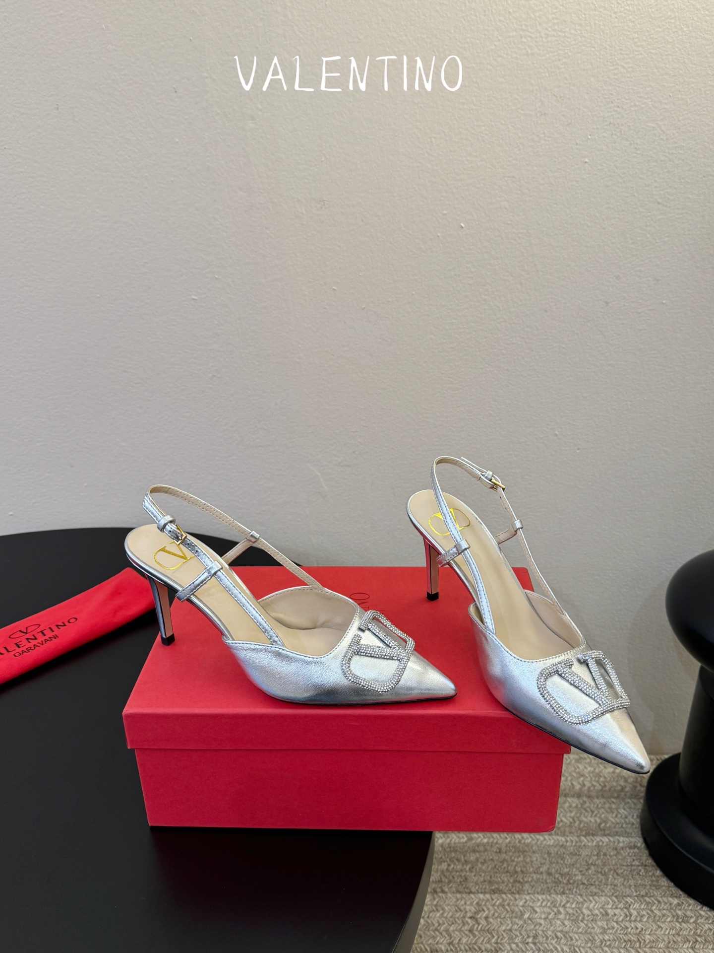 华伦天奴Valentino水晶镶珍珠水钻元素上的金色勾丝点缀水晶镶嵌奢华精致让Valentino包和高跟