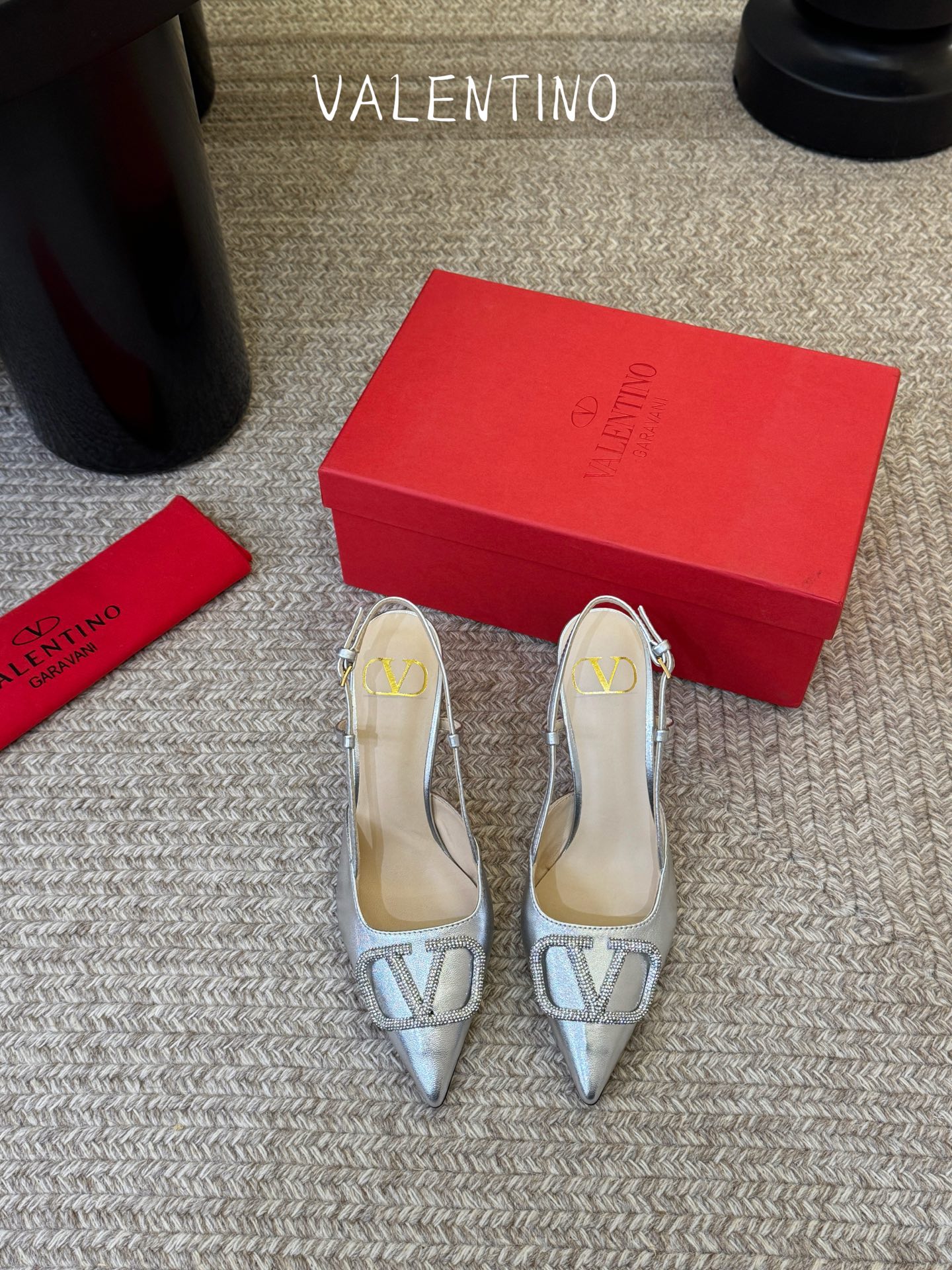 华伦天奴Valentino水晶镶珍珠水钻元素上的金色勾丝点缀水晶镶嵌奢华精致让Valentino包和高跟