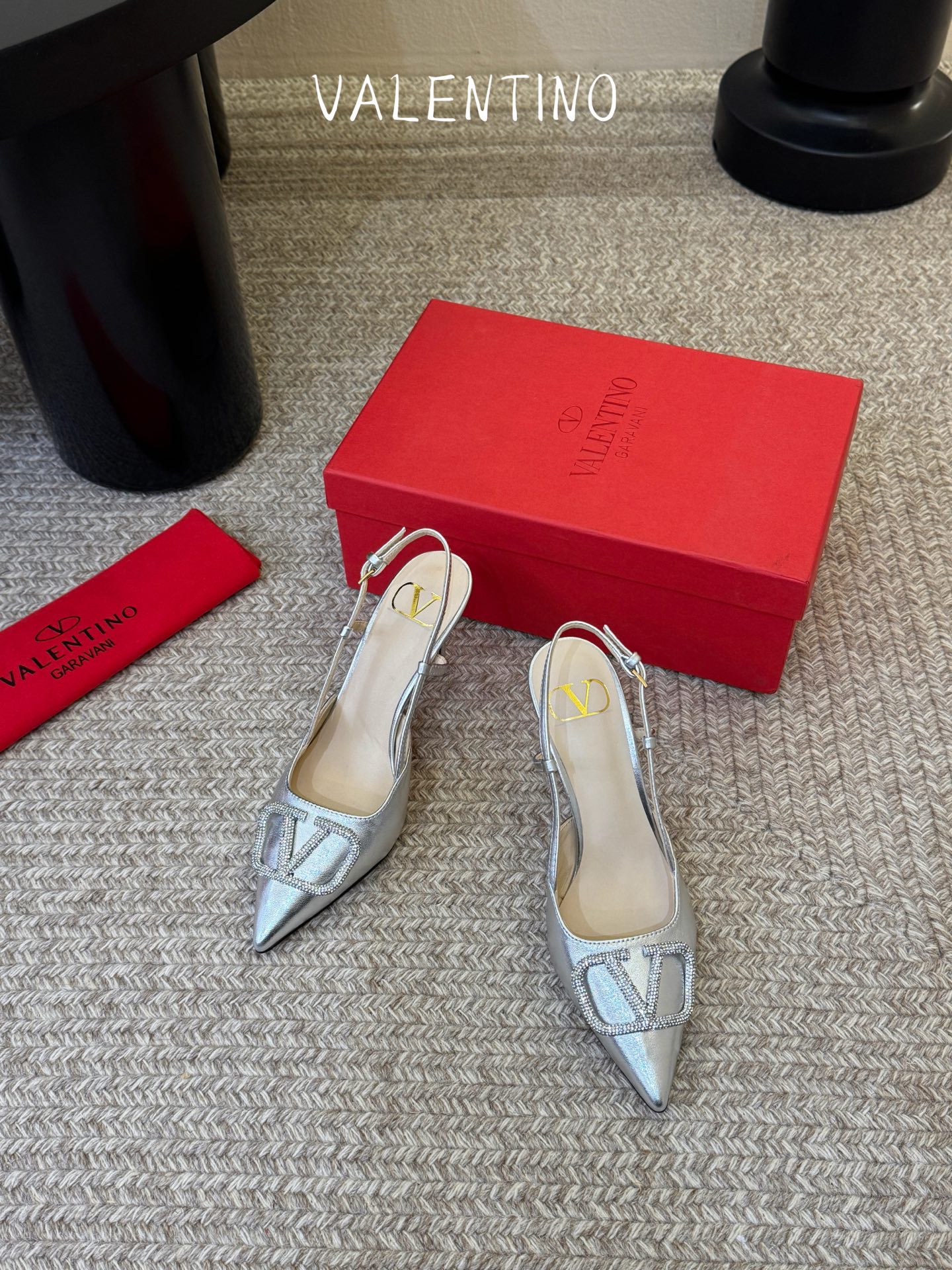 华伦天奴Valentino水晶镶珍珠水钻元素上的金色勾丝点缀水晶镶嵌奢华精致让Valentino包和高跟