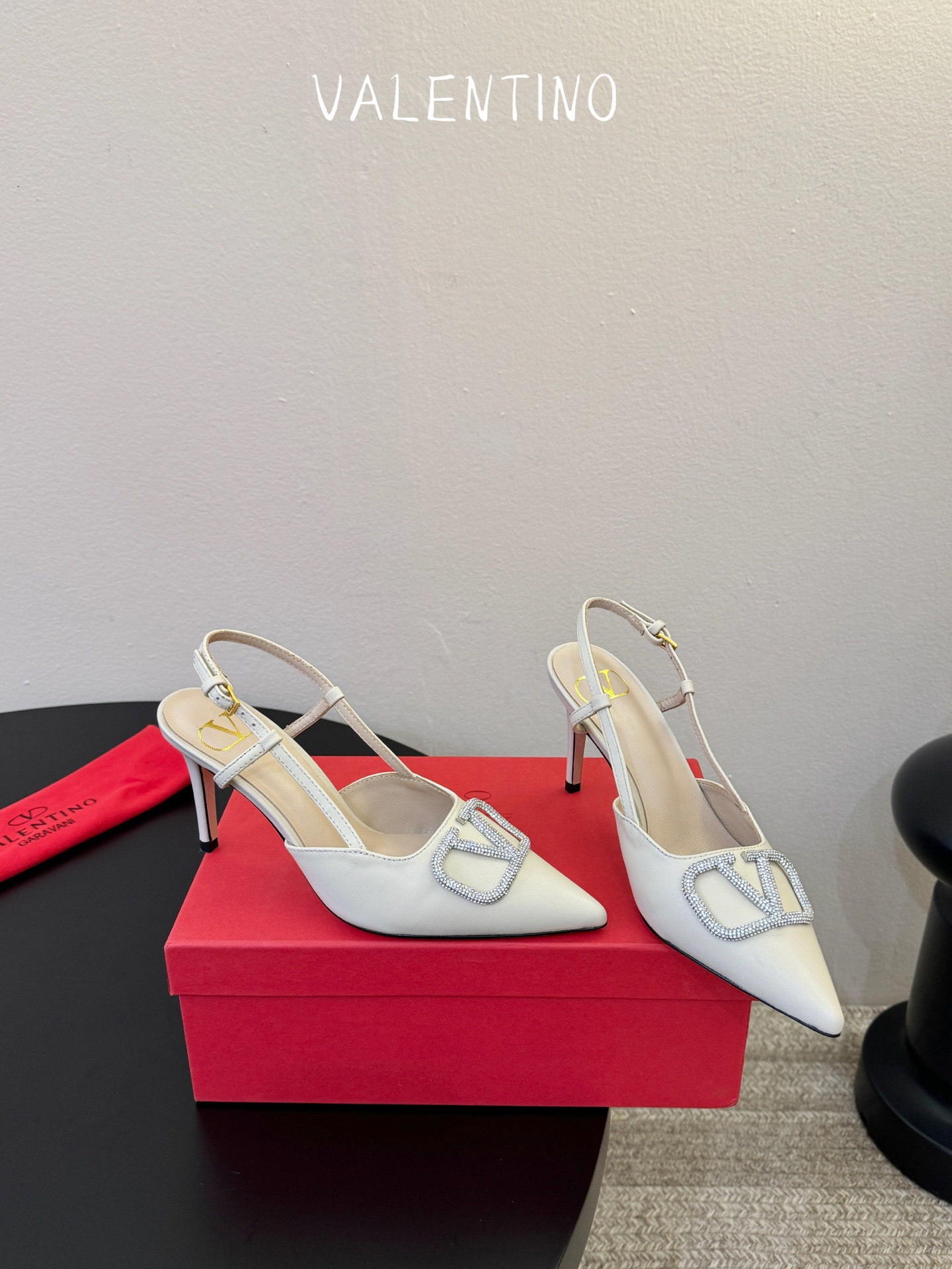 华伦天奴Valentino水晶镶珍珠水钻元素上的金色勾丝点缀水晶镶嵌奢华精致让Valentino包和高跟