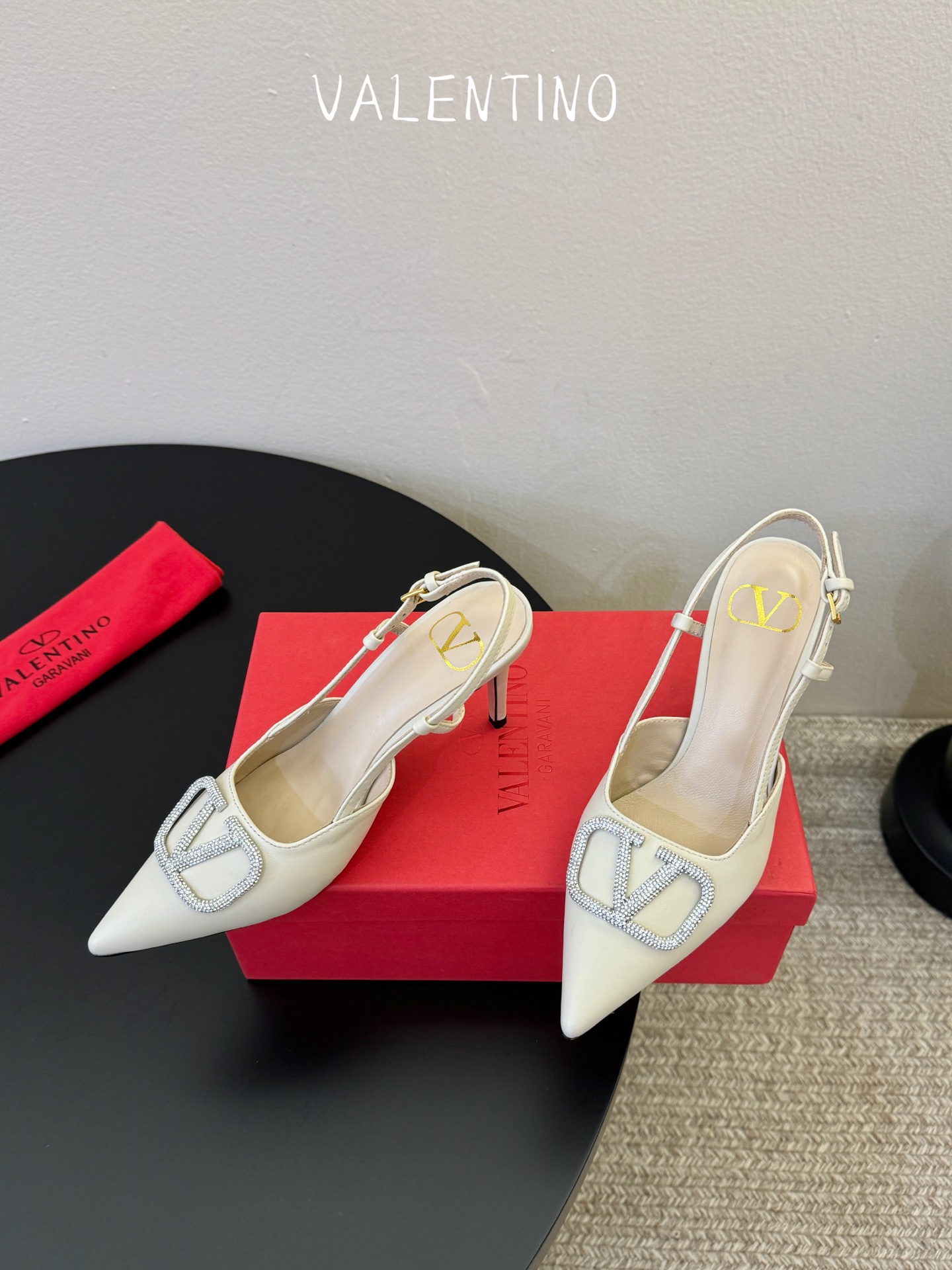 华伦天奴Valentino水晶镶珍珠水钻元素上的金色勾丝点缀水晶镶嵌奢华精致让Valentino包和高跟