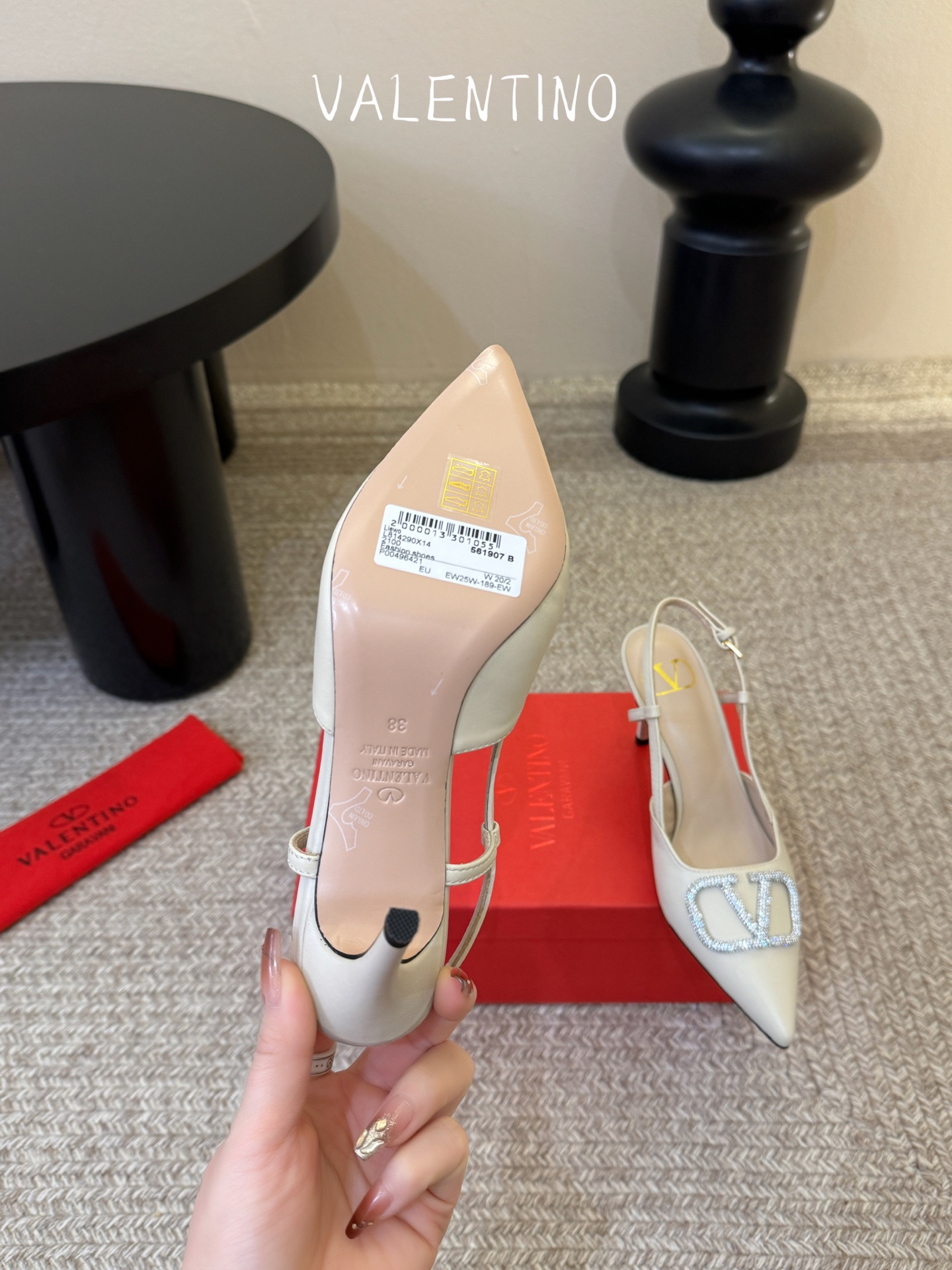 华伦天奴Valentino水晶镶珍珠水钻元素上的金色勾丝点缀水晶镶嵌奢华精致让Valentino包和高跟