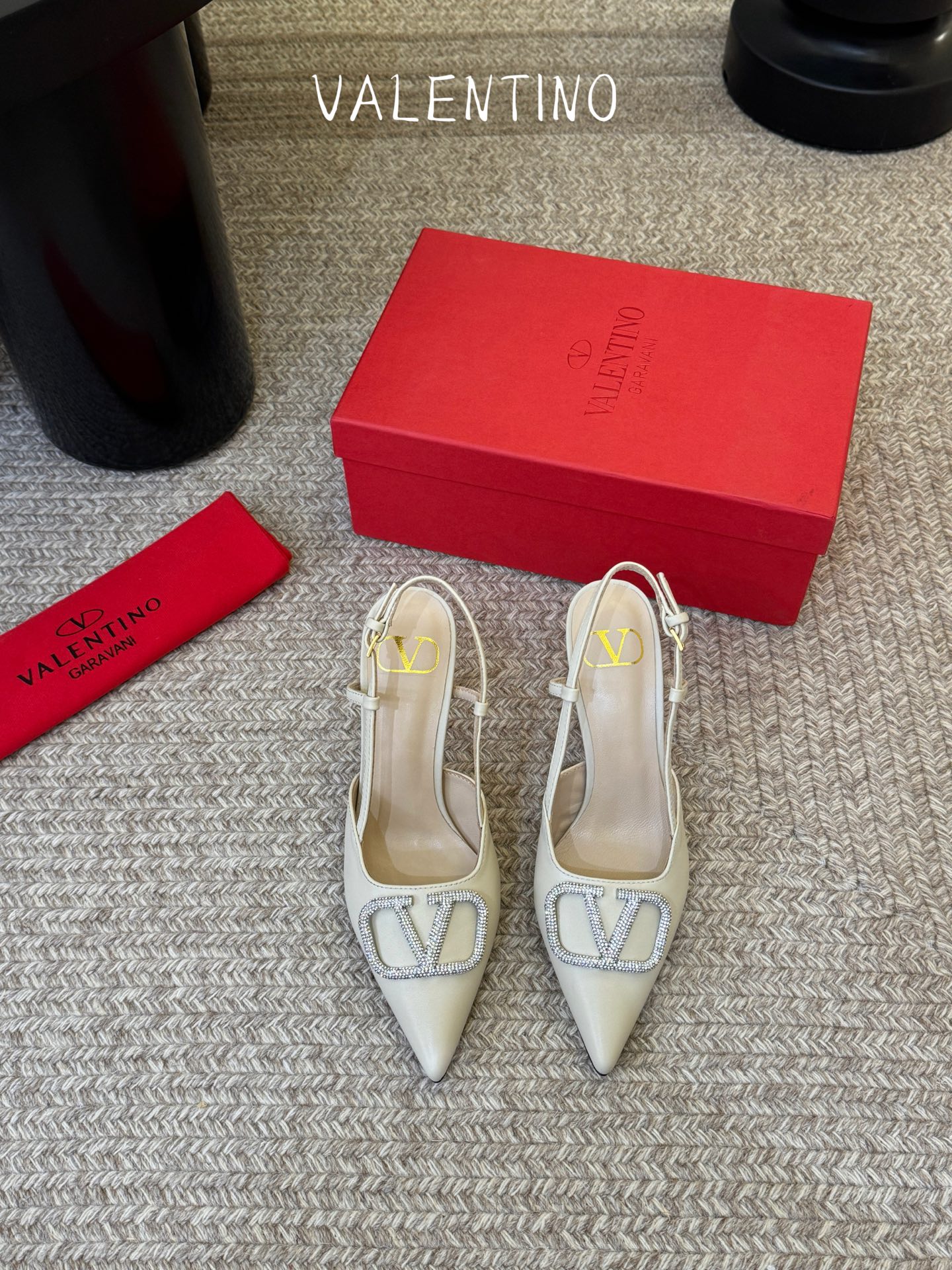 华伦天奴Valentino水晶镶珍珠水钻元素上的金色勾丝点缀水晶镶嵌奢华精致让Valentino包和高跟