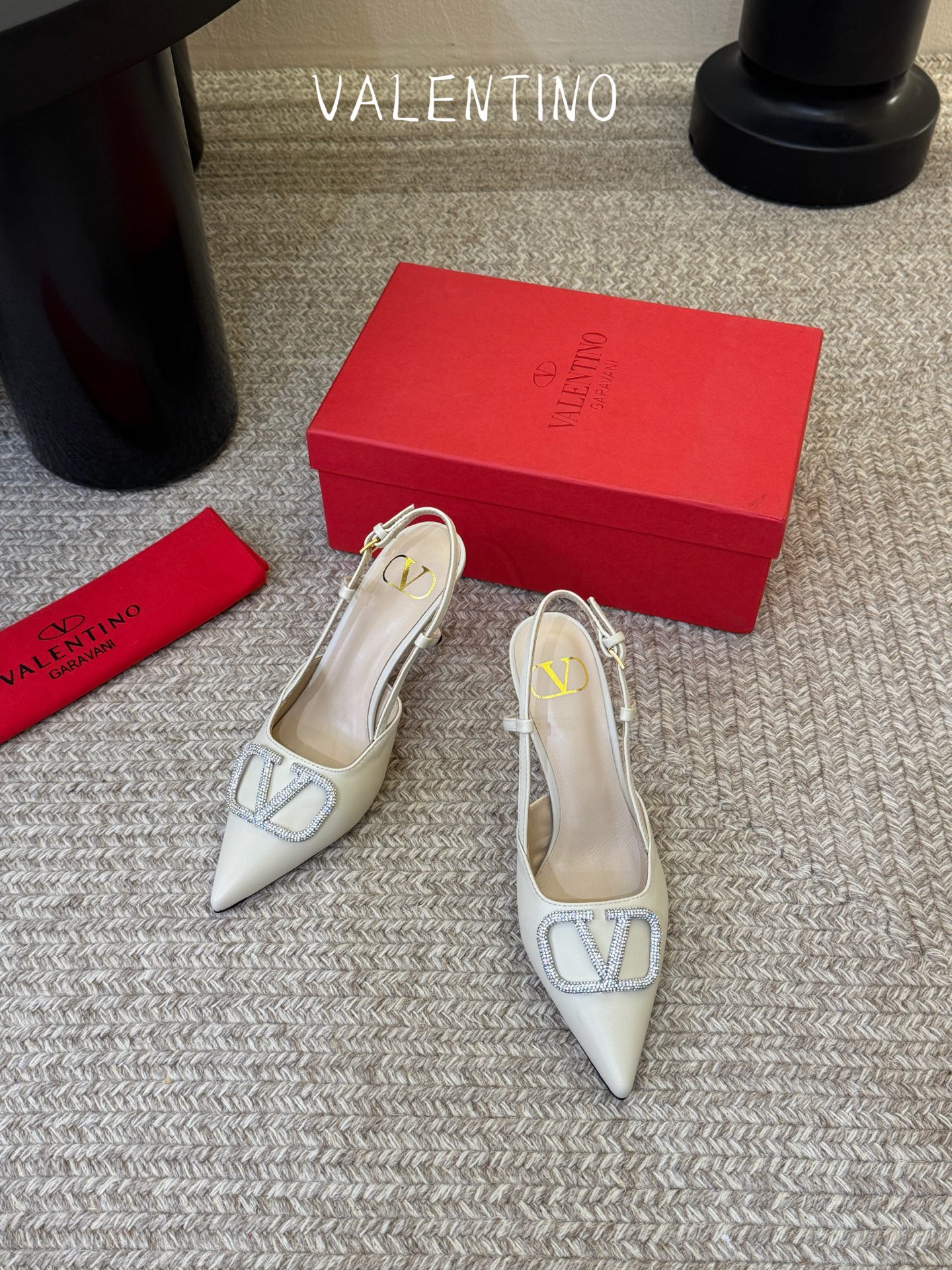 华伦天奴Valentino水晶镶珍珠水钻元素上的金色勾丝点缀水晶镶嵌奢华精致让Valentino包和高跟