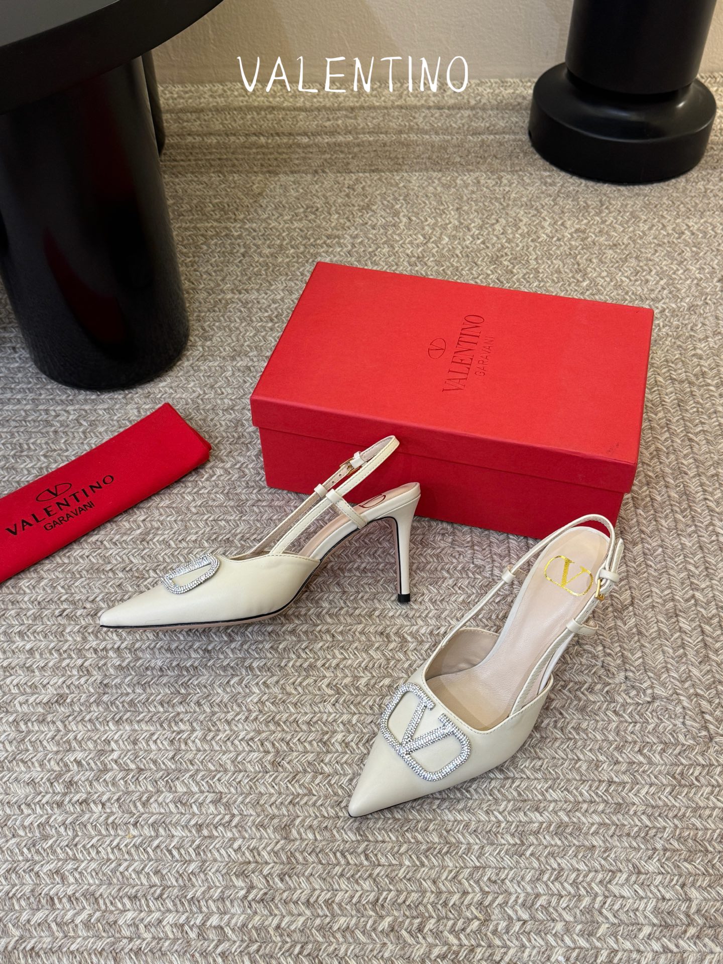 华伦天奴Valentino水晶镶珍珠水钻元素上的金色勾丝点缀水晶镶嵌奢华精致让Valentino包和高跟