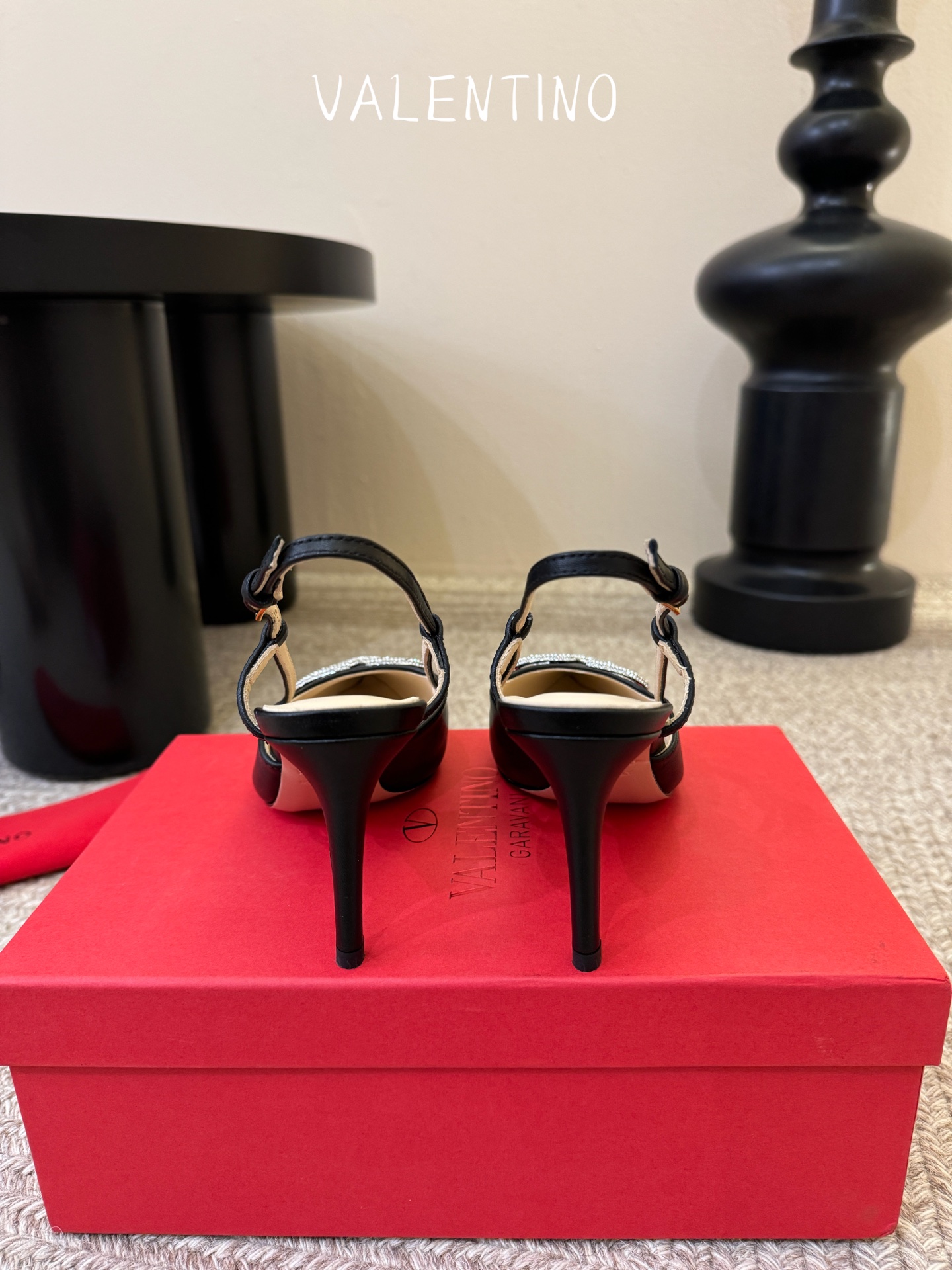 华伦天奴Valentino水晶镶珍珠水钻元素上的金色勾丝点缀水晶镶嵌奢华精致让Valentino包和高跟