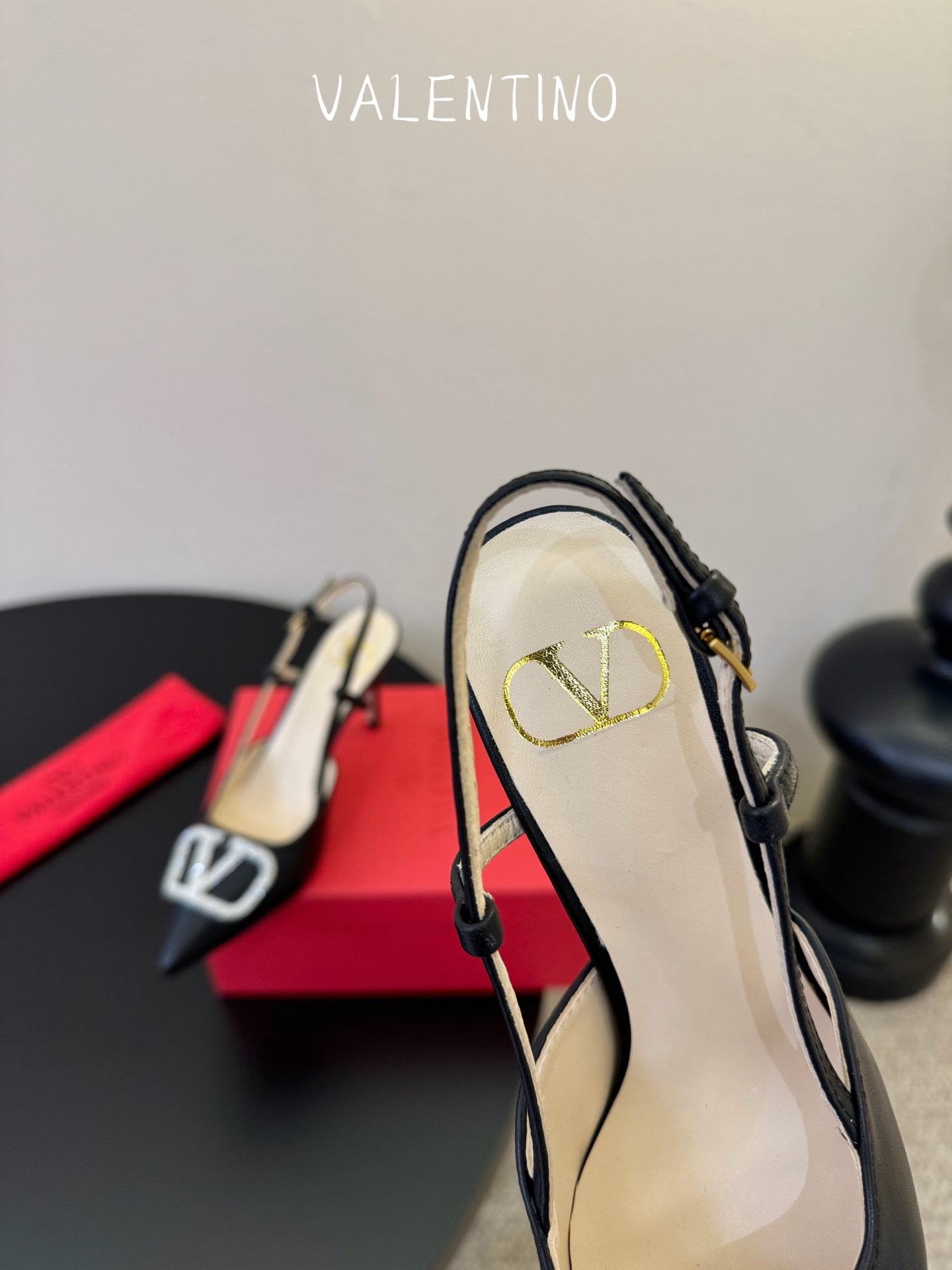 华伦天奴Valentino水晶镶珍珠水钻元素上的金色勾丝点缀水晶镶嵌奢华精致让Valentino包和高跟