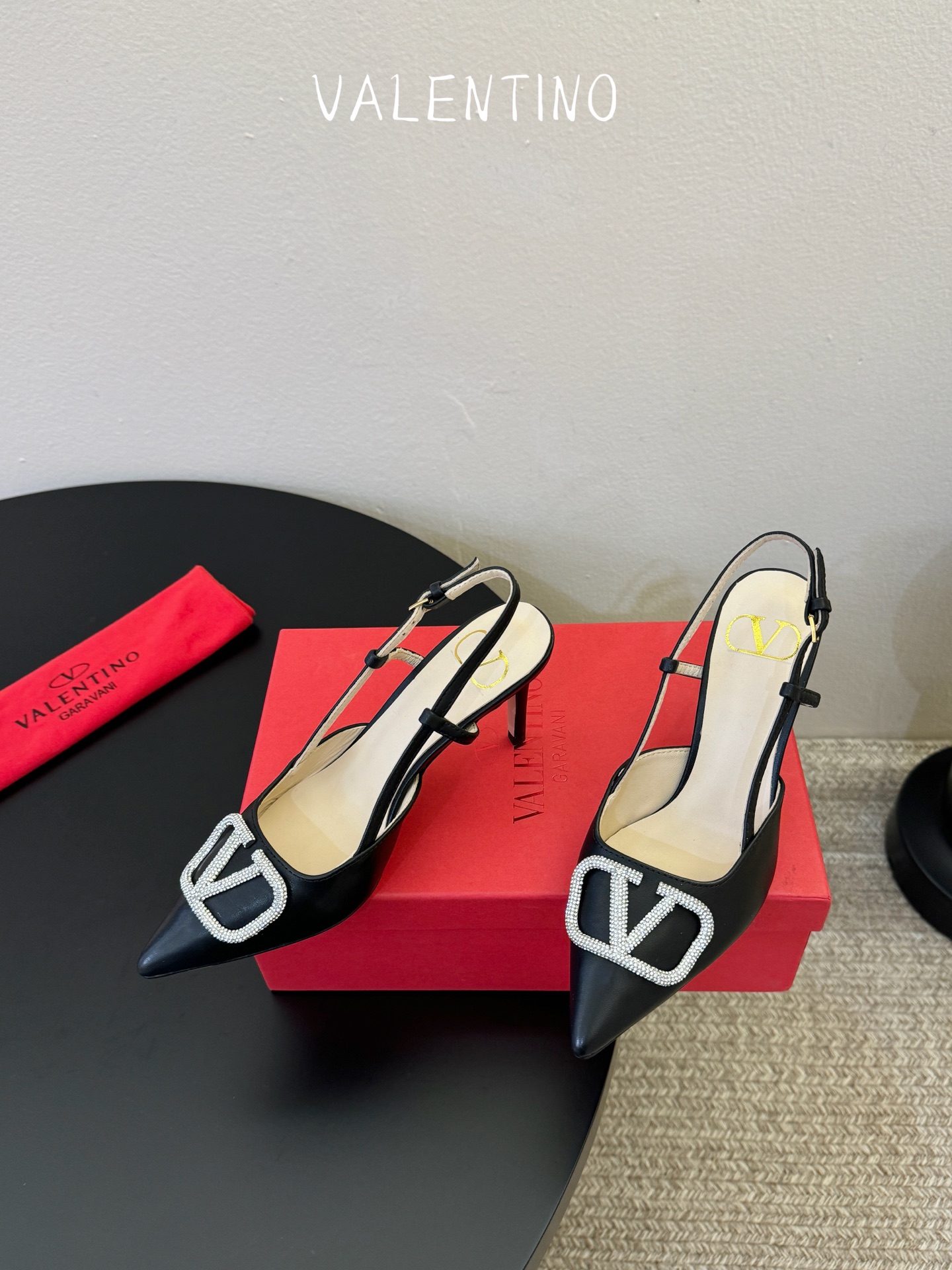 华伦天奴Valentino水晶镶珍珠水钻元素上的金色勾丝点缀水晶镶嵌奢华精致让Valentino包和高跟