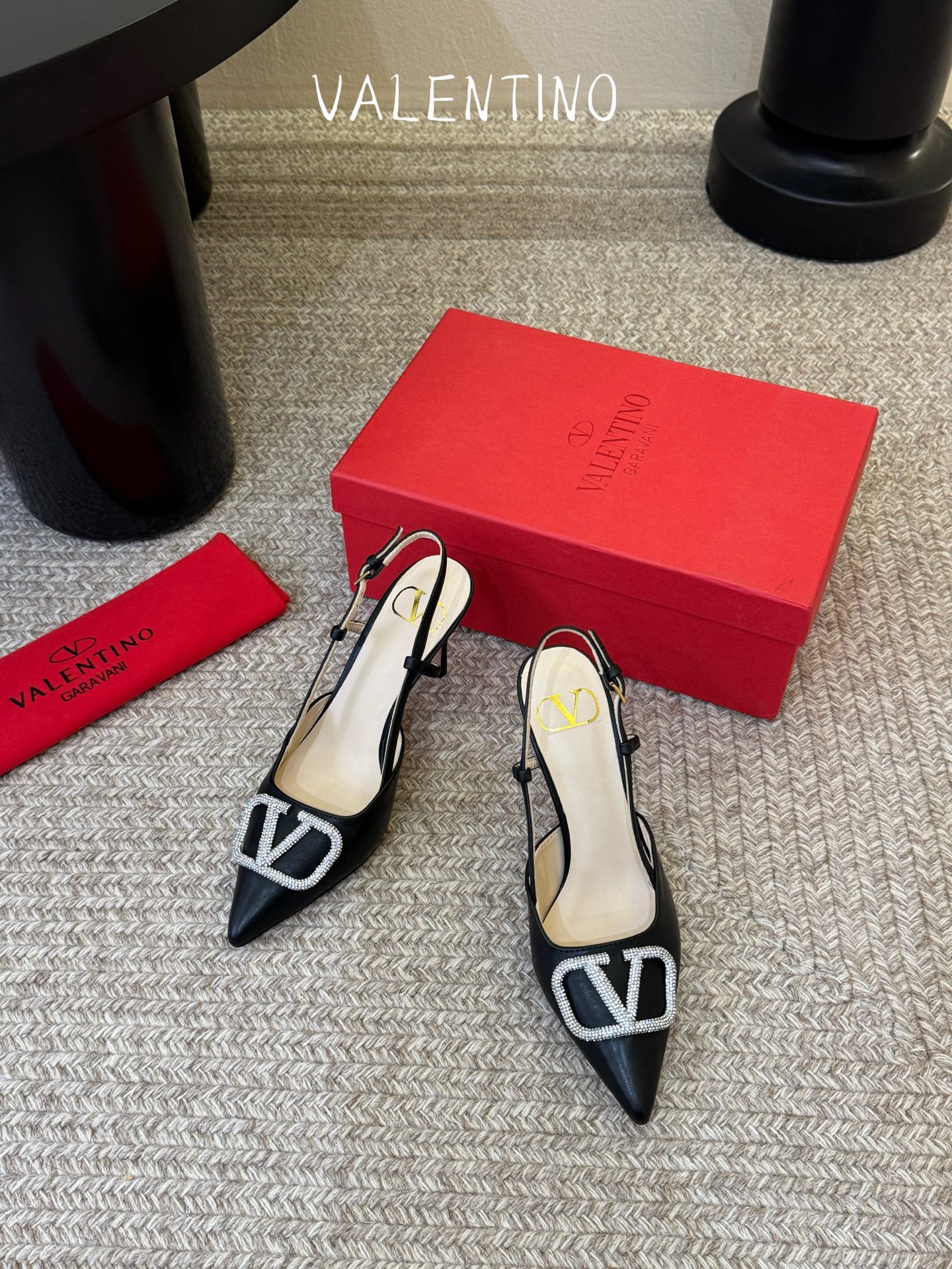 华伦天奴Valentino水晶镶珍珠水钻元素上的金色勾丝点缀水晶镶嵌奢华精致让Valentino包和高跟