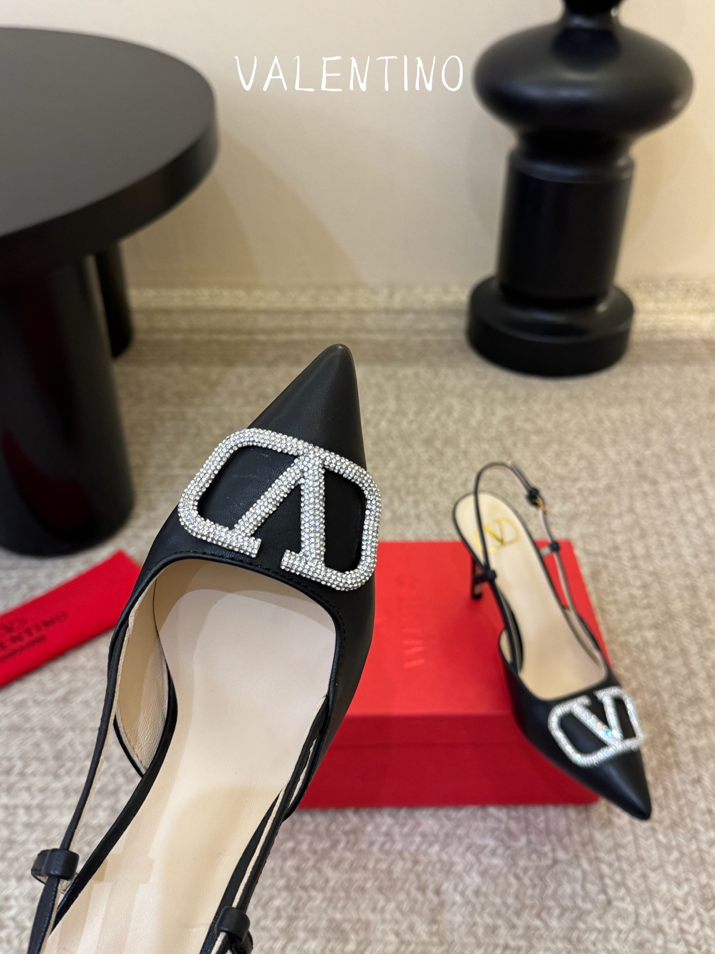 华伦天奴Valentino水晶镶珍珠水钻元素上的金色勾丝点缀水晶镶嵌奢华精致让Valentino包和高跟