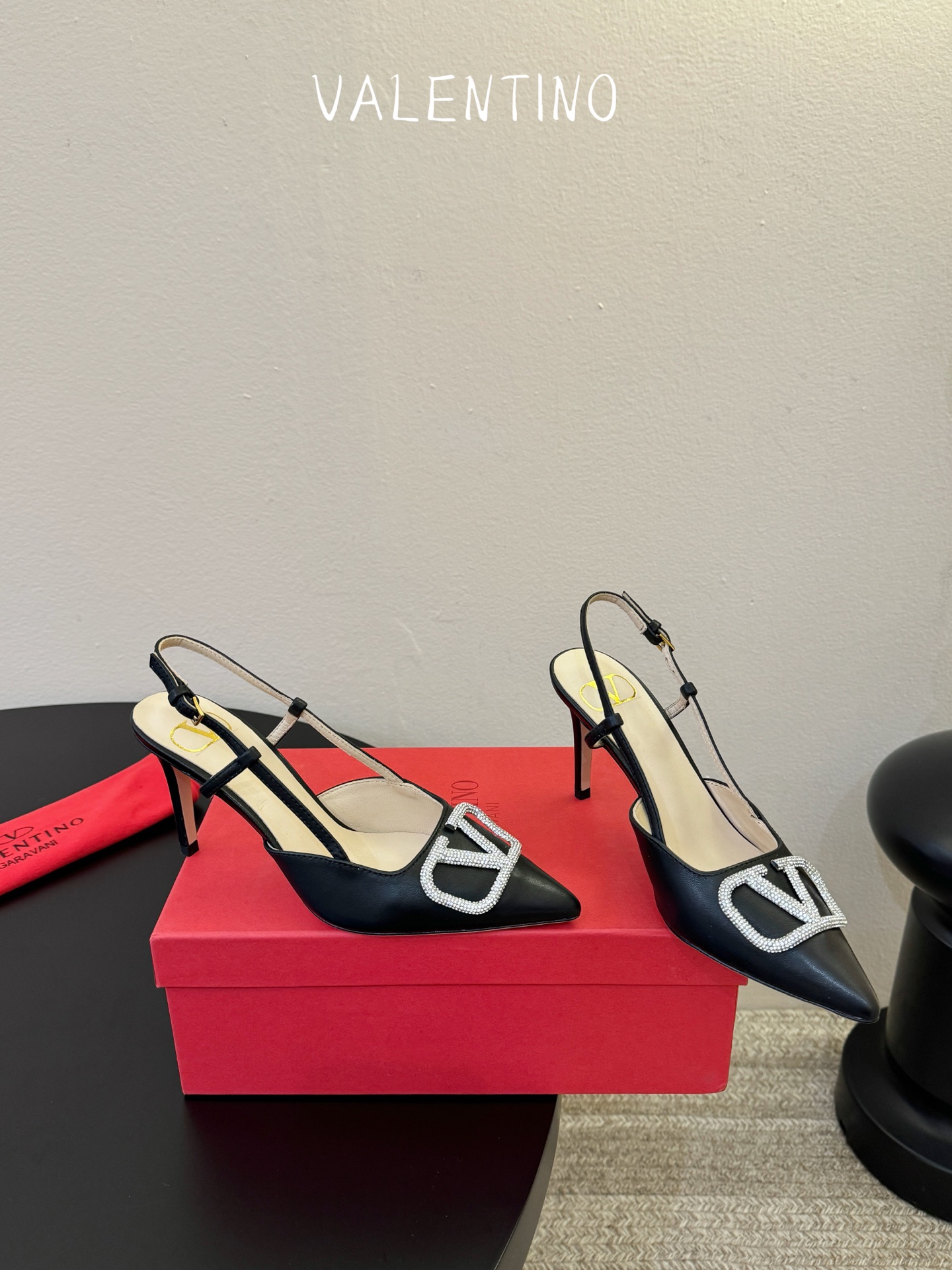 华伦天奴Valentino水晶镶珍珠水钻元素上的金色勾丝点缀水晶镶嵌奢华精致让Valentino包和高跟