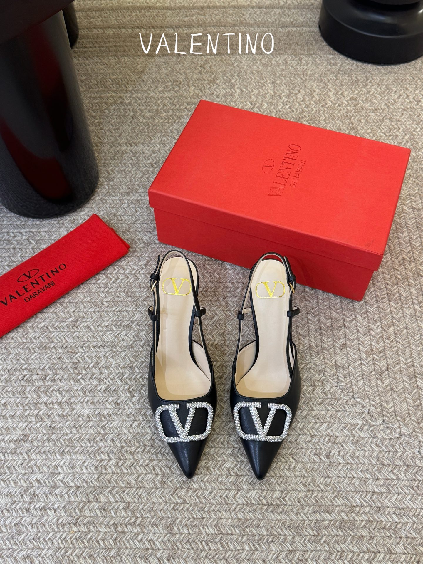 华伦天奴Valentino水晶镶珍珠水钻元素上的金色勾丝点缀水晶镶嵌奢华精致让Valentino包和高跟