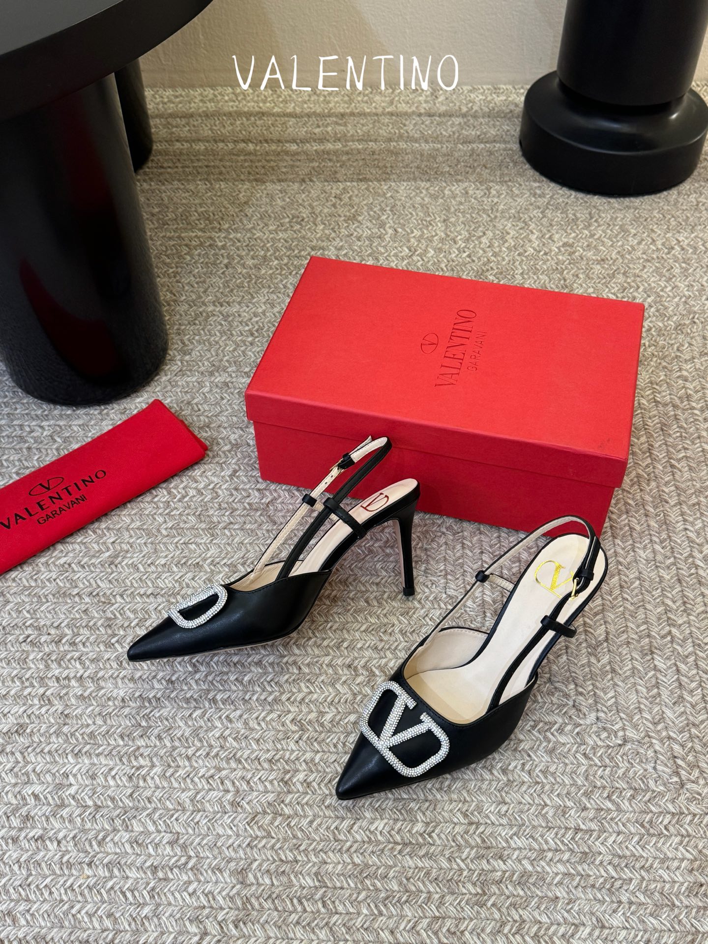 华伦天奴Valentino水晶镶珍珠水钻元素上的金色勾丝点缀水晶镶嵌奢华精致让Valentino包和高跟