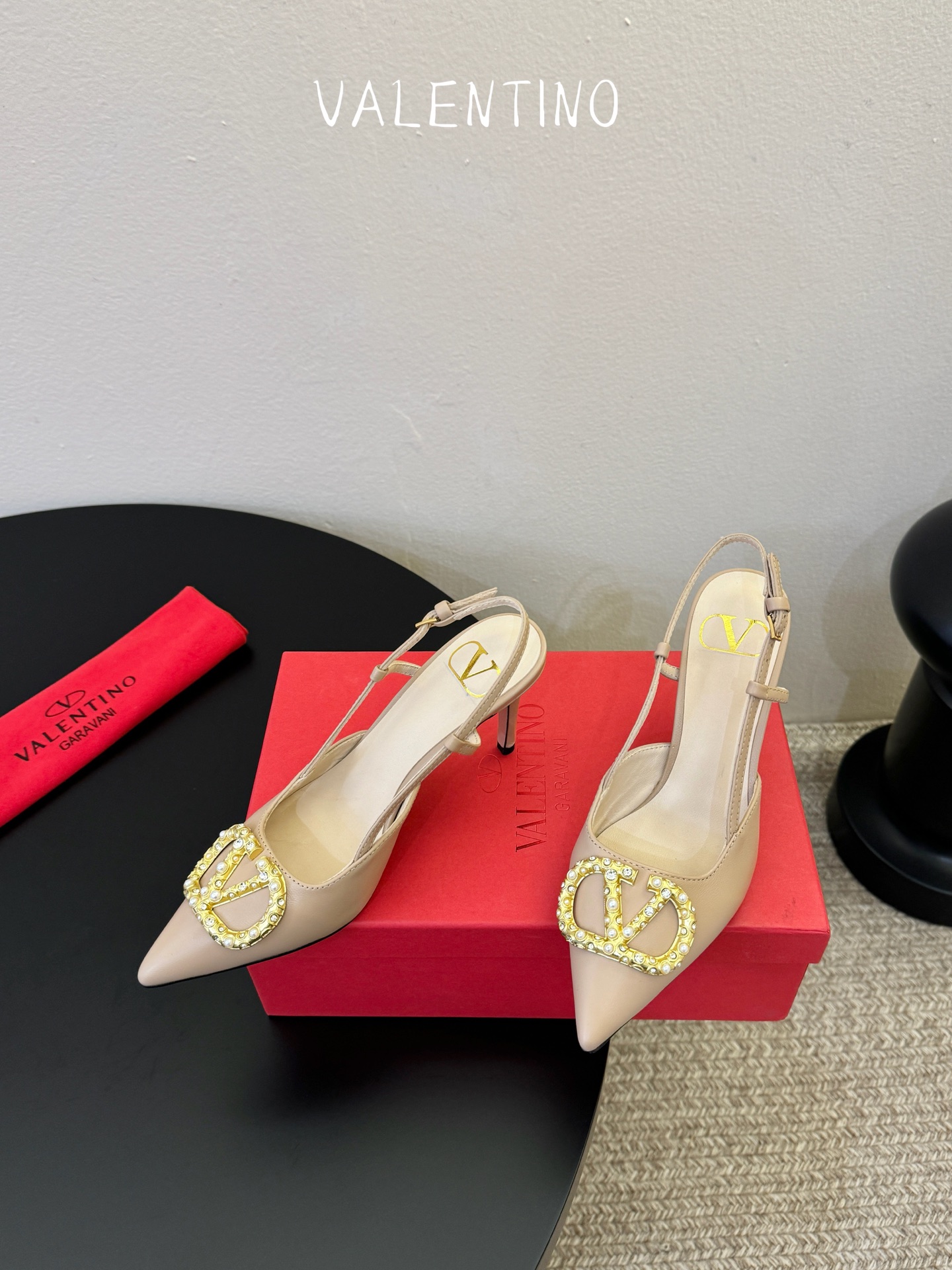 华伦天奴Valentino水晶镶珍珠水钻元素上的金色勾丝点缀水晶镶嵌奢华精致让Valentino包和高跟