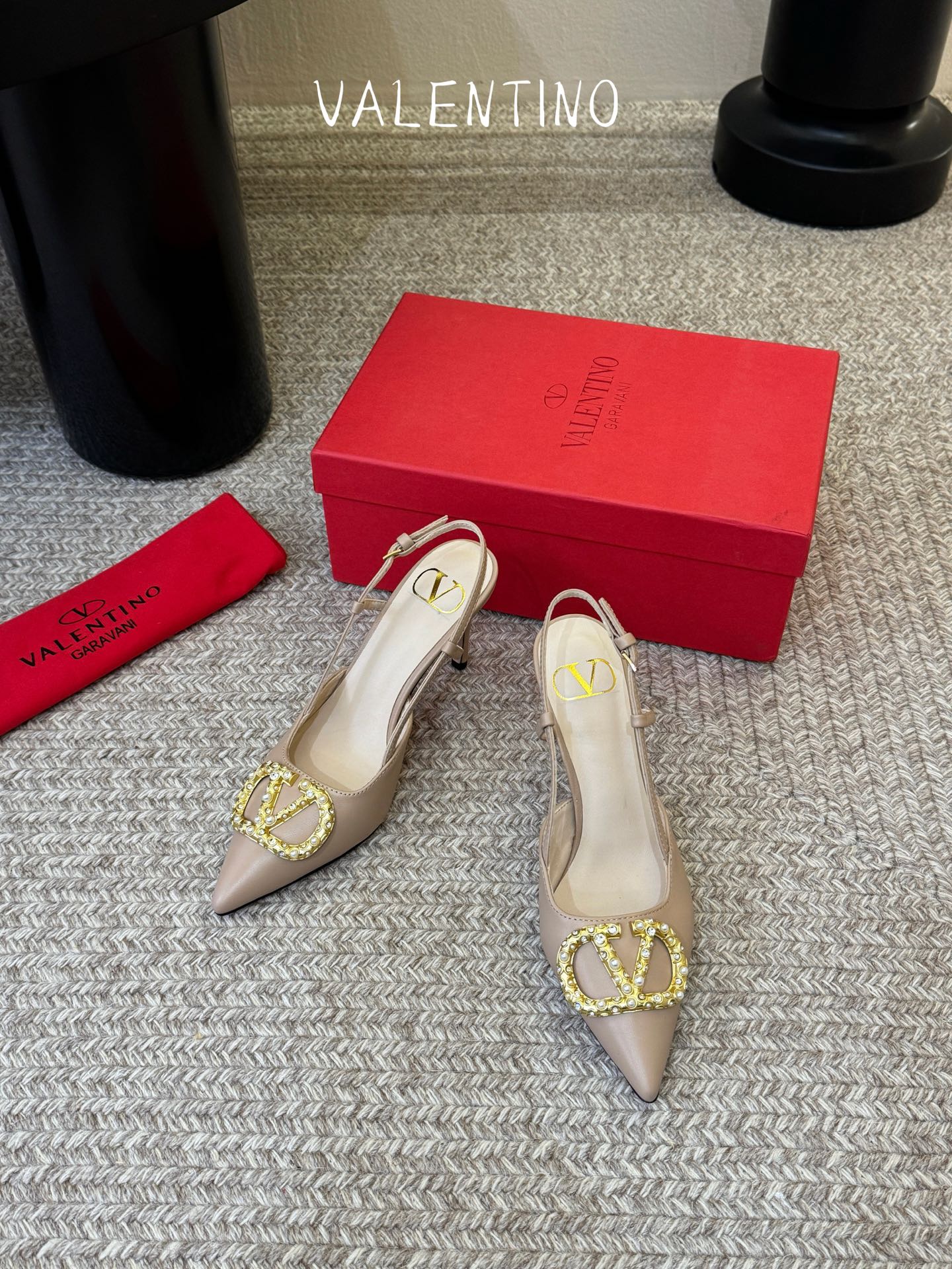 华伦天奴Valentino水晶镶珍珠水钻元素上的金色勾丝点缀水晶镶嵌奢华精致让Valentino包和高跟