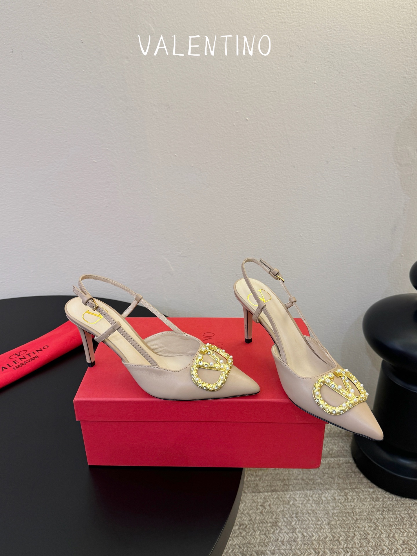 华伦天奴Valentino水晶镶珍珠水钻元素上的金色勾丝点缀水晶镶嵌奢华精致让Valentino包和高跟