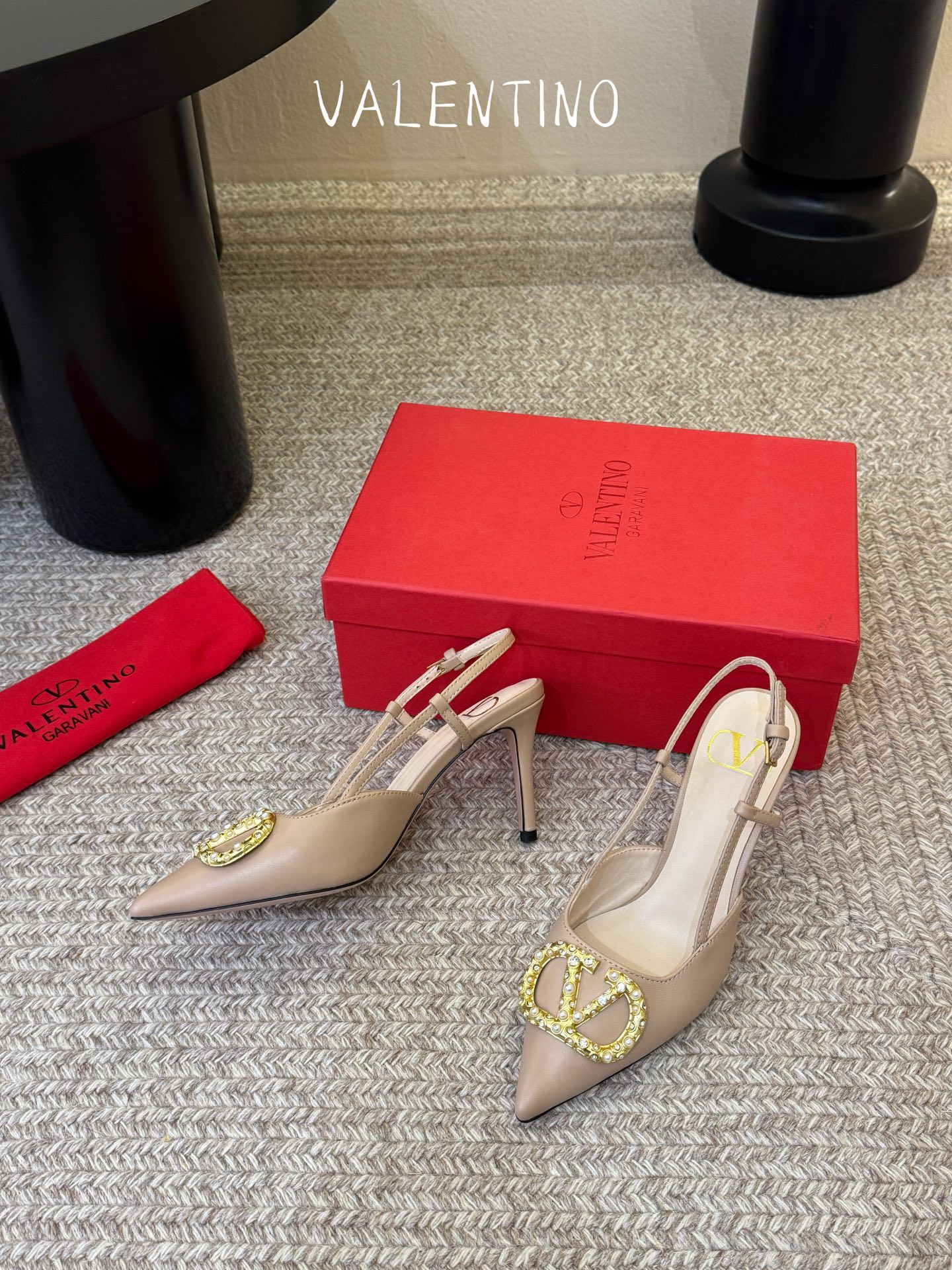 华伦天奴Valentino水晶镶珍珠水钻元素上的金色勾丝点缀水晶镶嵌奢华精致让Valentino包和高跟