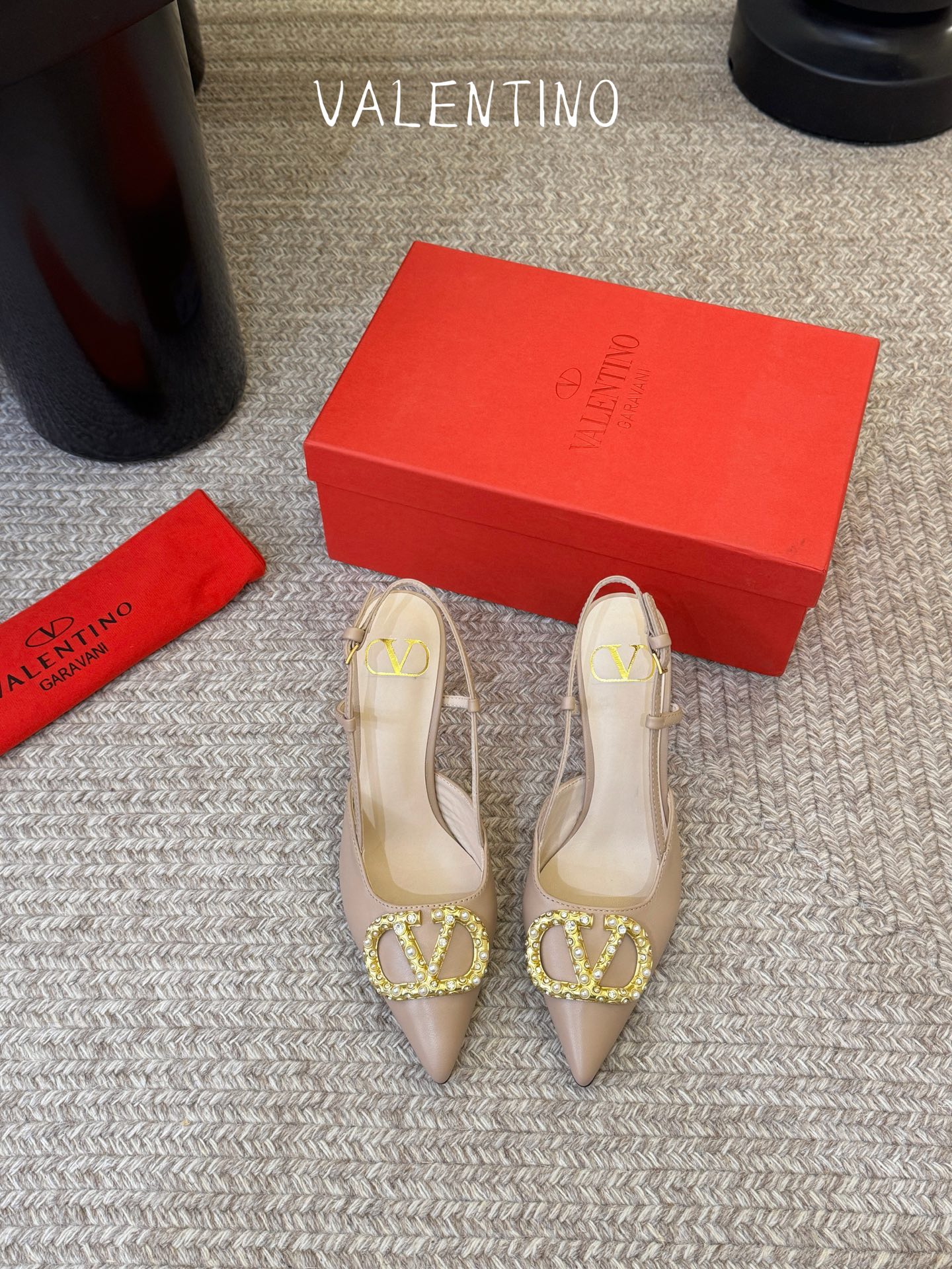 华伦天奴Valentino水晶镶珍珠水钻元素上的金色勾丝点缀水晶镶嵌奢华精致让Valentino包和高跟