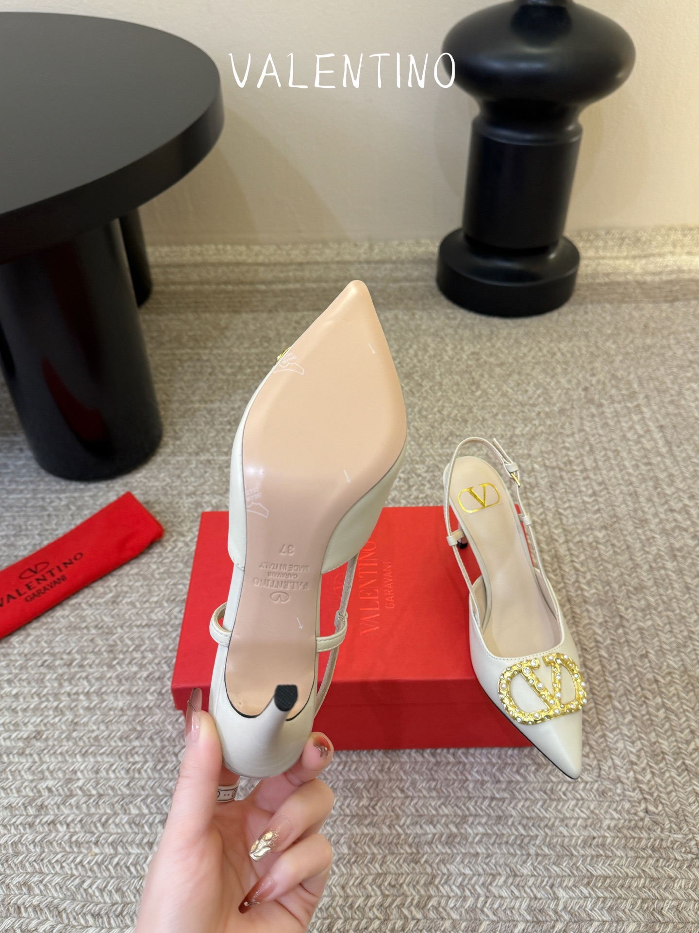 华伦天奴Valentino水晶镶珍珠水钻元素上的金色勾丝点缀水晶镶嵌奢华精致让Valentino包和高跟