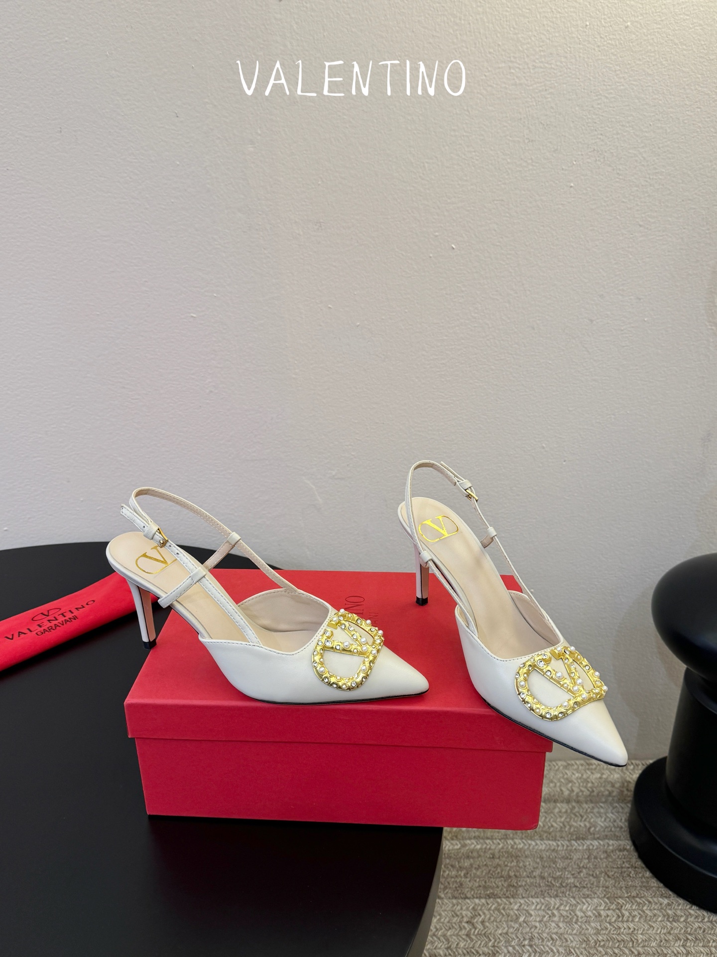 华伦天奴Valentino水晶镶珍珠水钻元素上的金色勾丝点缀水晶镶嵌奢华精致让Valentino包和高跟