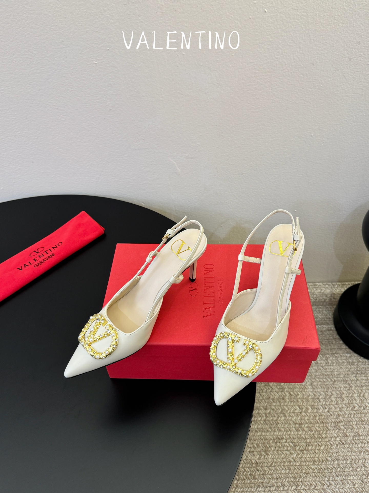 华伦天奴Valentino水晶镶珍珠水钻元素上的金色勾丝点缀水晶镶嵌奢华精致让Valentino包和高跟