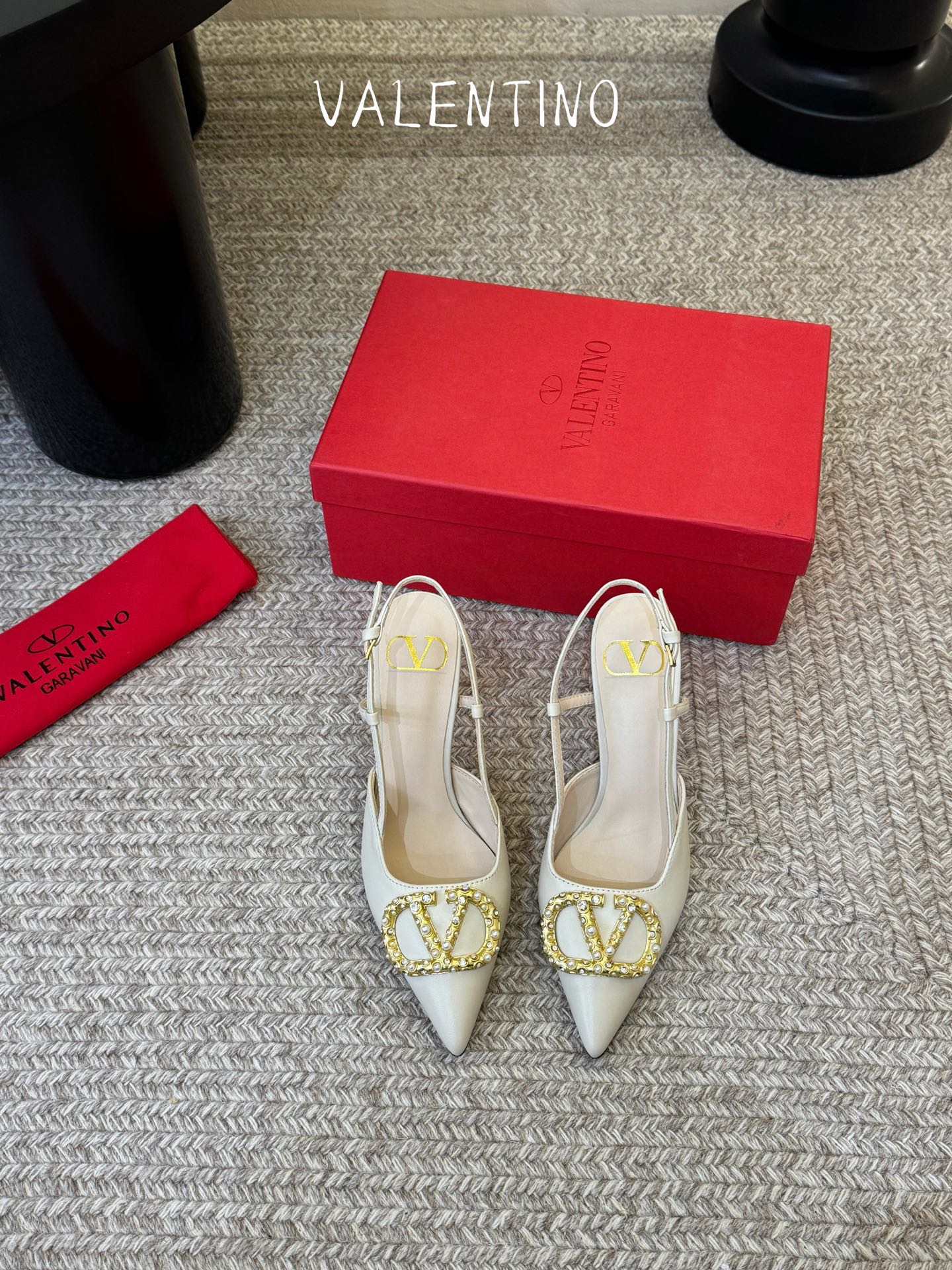 华伦天奴Valentino水晶镶珍珠水钻元素上的金色勾丝点缀水晶镶嵌奢华精致让Valentino包和高跟