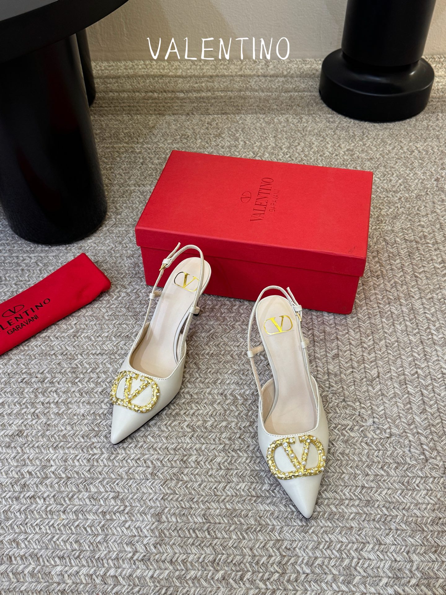 华伦天奴Valentino水晶镶珍珠水钻元素上的金色勾丝点缀水晶镶嵌奢华精致让Valentino包和高跟