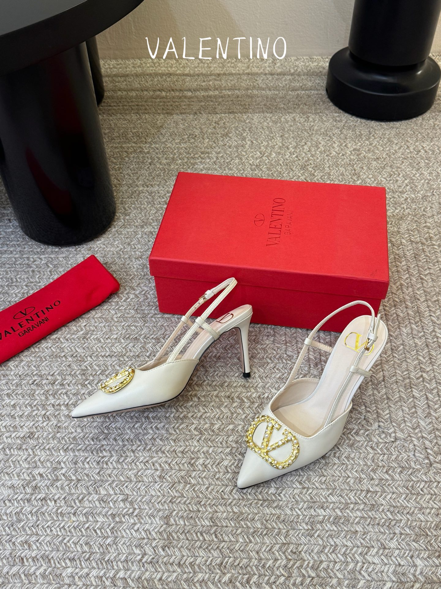 华伦天奴Valentino水晶镶珍珠水钻元素上的金色勾丝点缀水晶镶嵌奢华精致让Valentino包和高跟