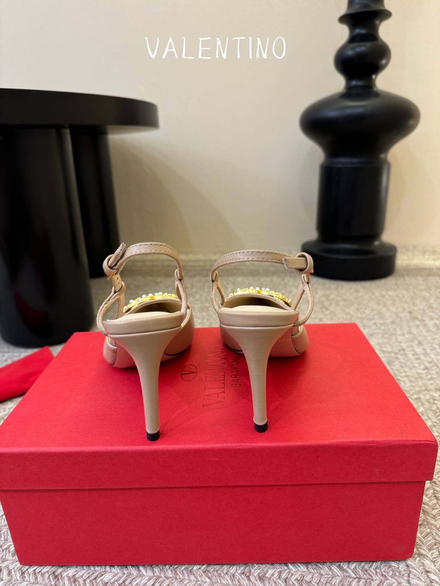 华伦天奴Valentino水晶镶珍珠水钻元素上的金色勾丝点缀水晶镶嵌奢华精致让Valentino包和高跟