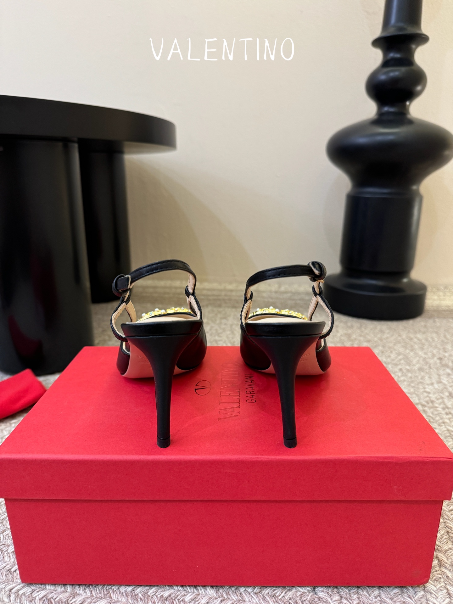 华伦天奴Valentino水晶镶珍珠水钻元素上的金色勾丝点缀水晶镶嵌奢华精致让Valentino包和高跟