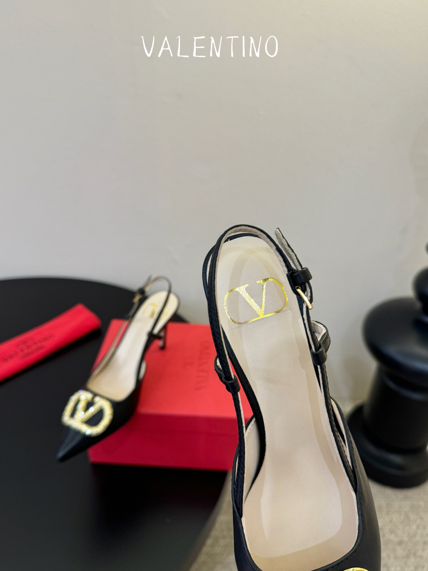 华伦天奴Valentino水晶镶珍珠水钻元素上的金色勾丝点缀水晶镶嵌奢华精致让Valentino包和高跟