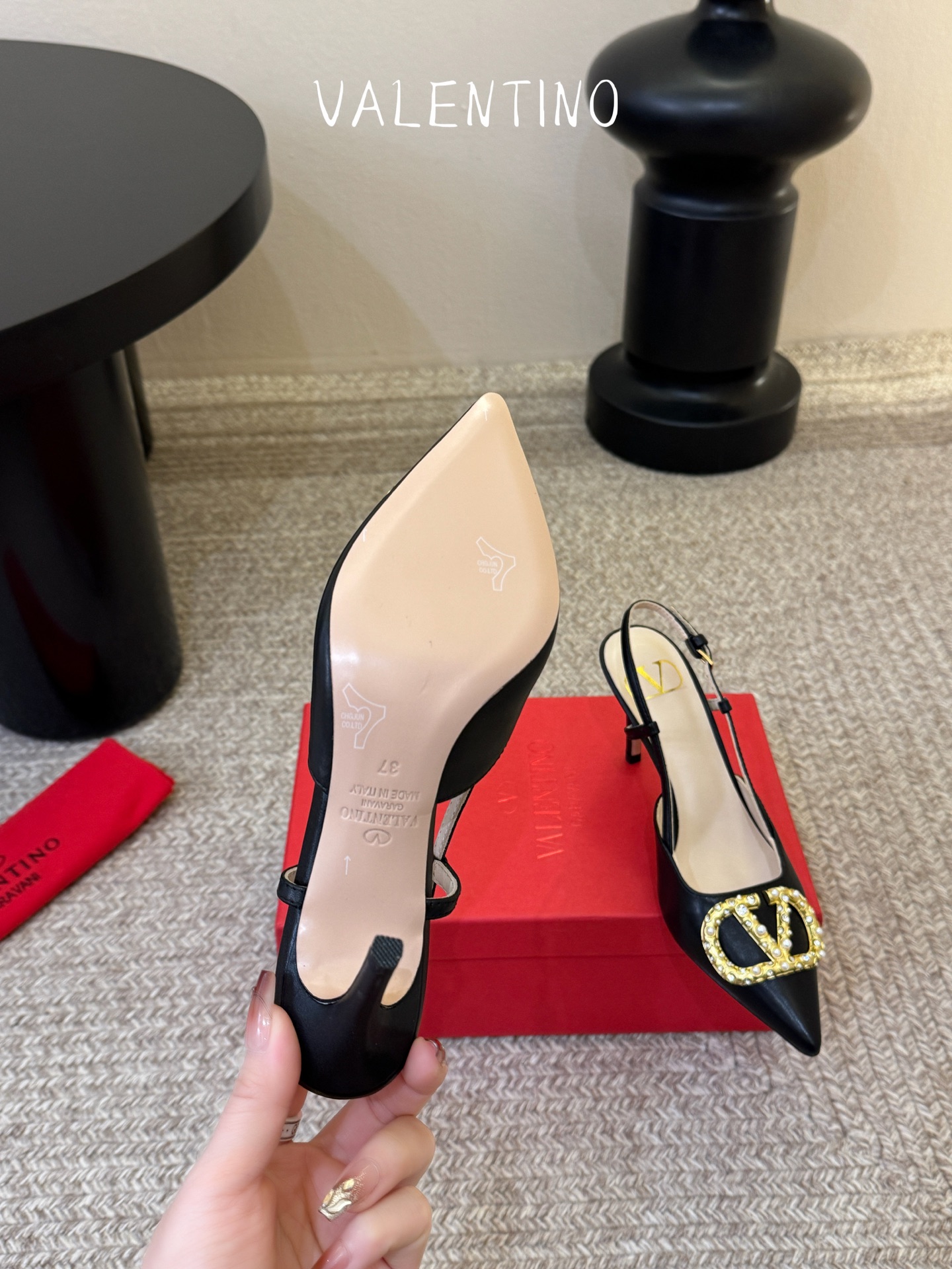 华伦天奴Valentino水晶镶珍珠水钻元素上的金色勾丝点缀水晶镶嵌奢华精致让Valentino包和高跟