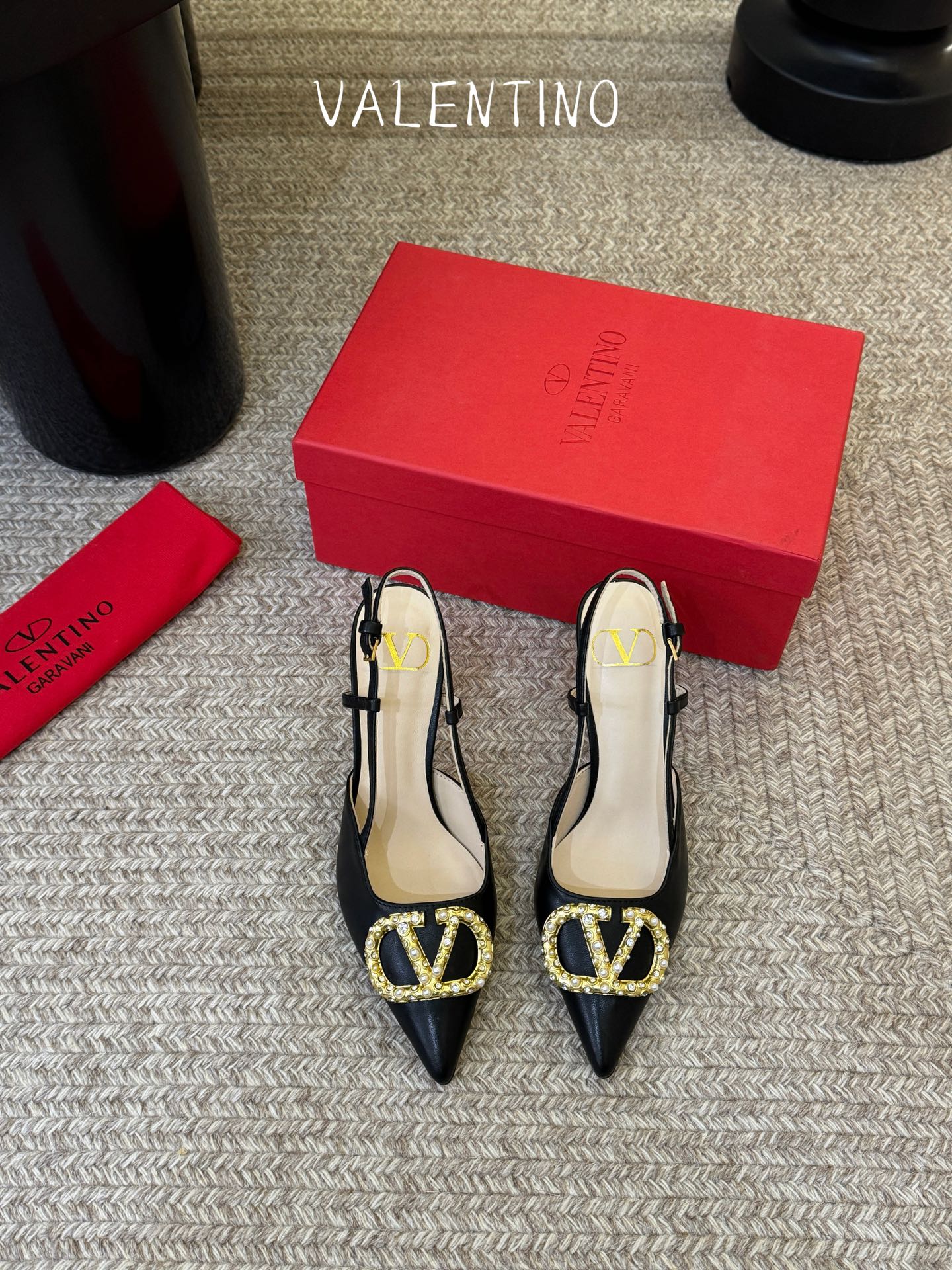 华伦天奴Valentino水晶镶珍珠水钻元素上的金色勾丝点缀水晶镶嵌奢华精致让Valentino包和高跟